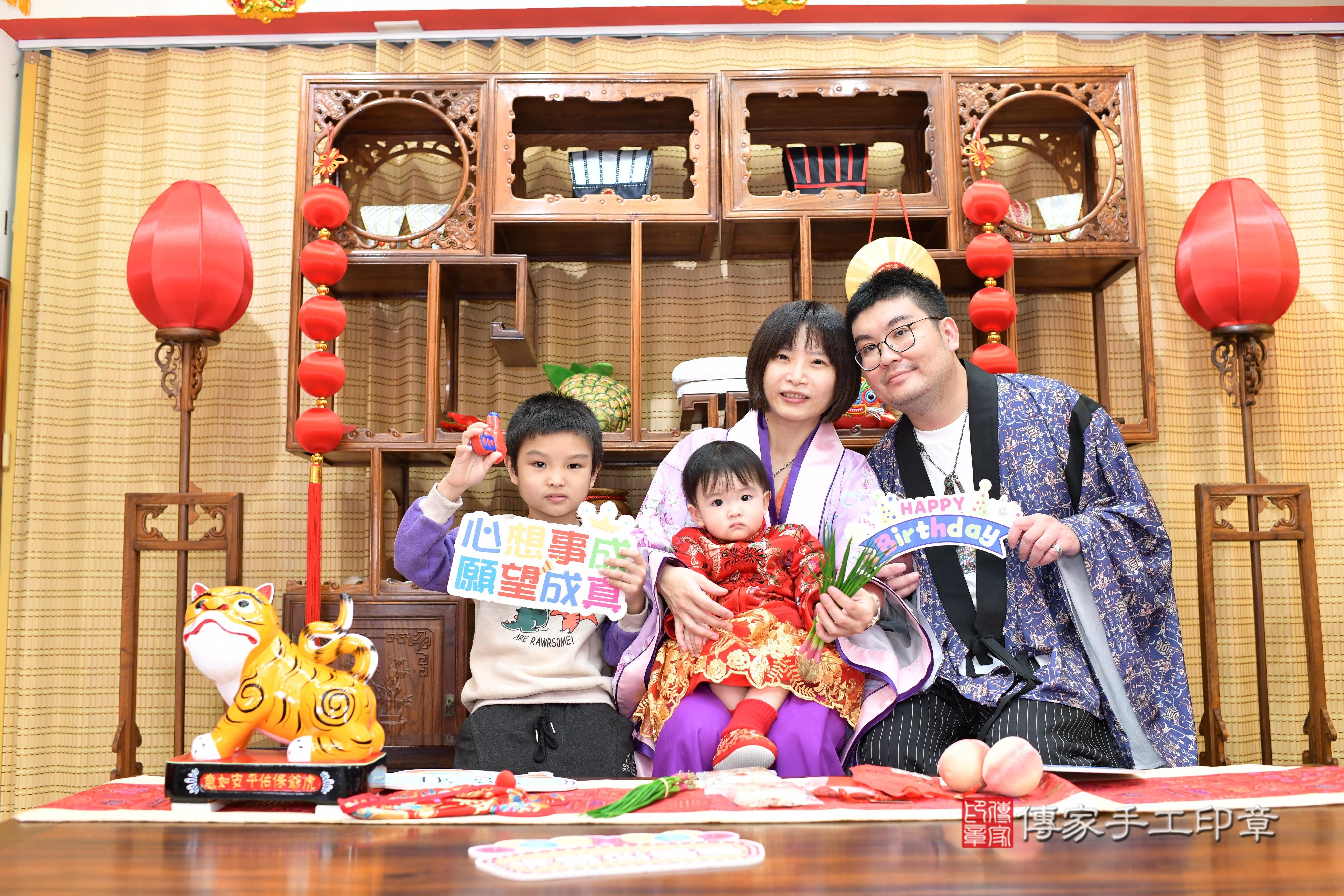 傳家手工印章台南店、抓周、度脺、中國風會場、傳家嬰兒古禮、吉祥話、抓周道具物品24種、拍照。抓周證書。寶寶抓周、滿周歲、生日快樂、祝福 傳家手工印章台南店、抓周、度脺、中國風會場、傳家嬰兒古禮、吉祥話、抓周道具物品24種、拍照。抓周證書。寶寶抓周、滿周歲、生日快樂、祝福