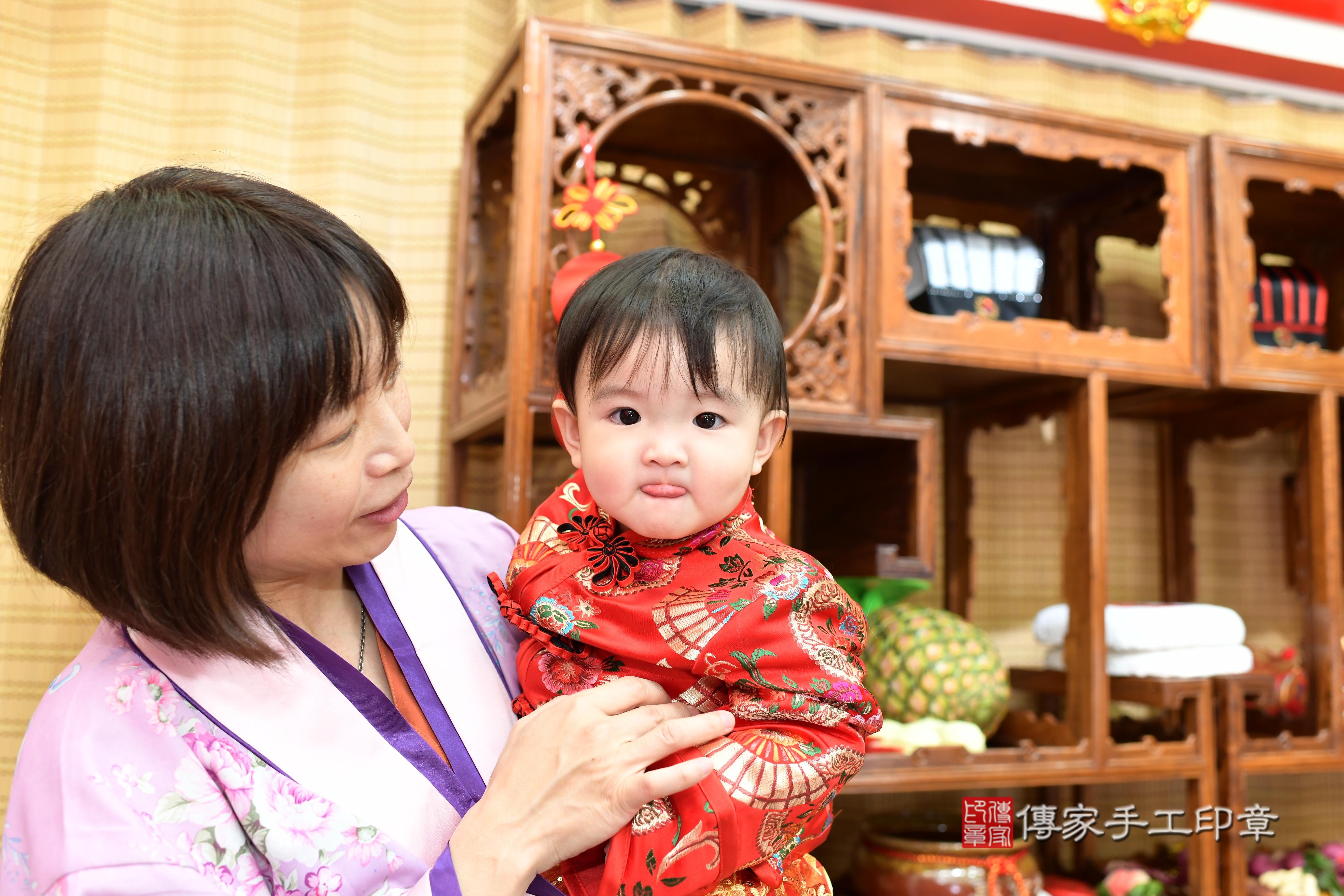 傳家手工印章台南店、抓周、度脺、中國風會場、傳家嬰兒古禮、吉祥話、抓周道具物品24種、拍照。抓周證書。寶寶抓周、滿周歲、生日快樂、祝福 傳家手工印章台南店、抓周、度脺、中國風會場、傳家嬰兒古禮、吉祥話、抓周道具物品24種、拍照。抓周證書。寶寶抓周、滿周歲、生日快樂、祝福