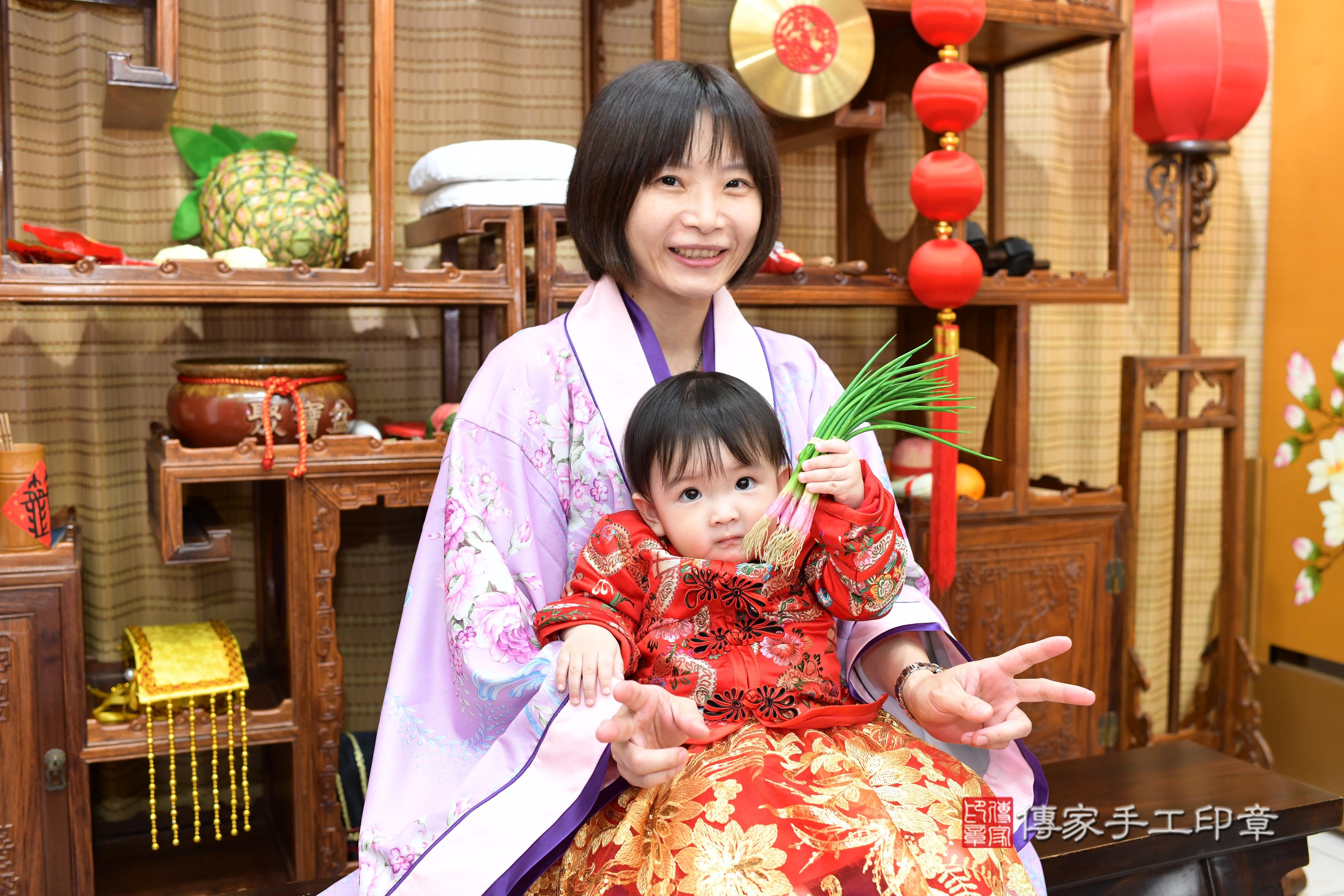 傳家手工印章台南店、抓周、度脺、中國風會場、傳家嬰兒古禮、吉祥話、抓周道具物品24種、拍照。抓周證書。寶寶抓周、滿周歲、生日快樂、祝福 傳家手工印章台南店、抓周、度脺、中國風會場、傳家嬰兒古禮、吉祥話、抓周道具物品24種、拍照。抓周證書。寶寶抓周、滿周歲、生日快樂、祝福