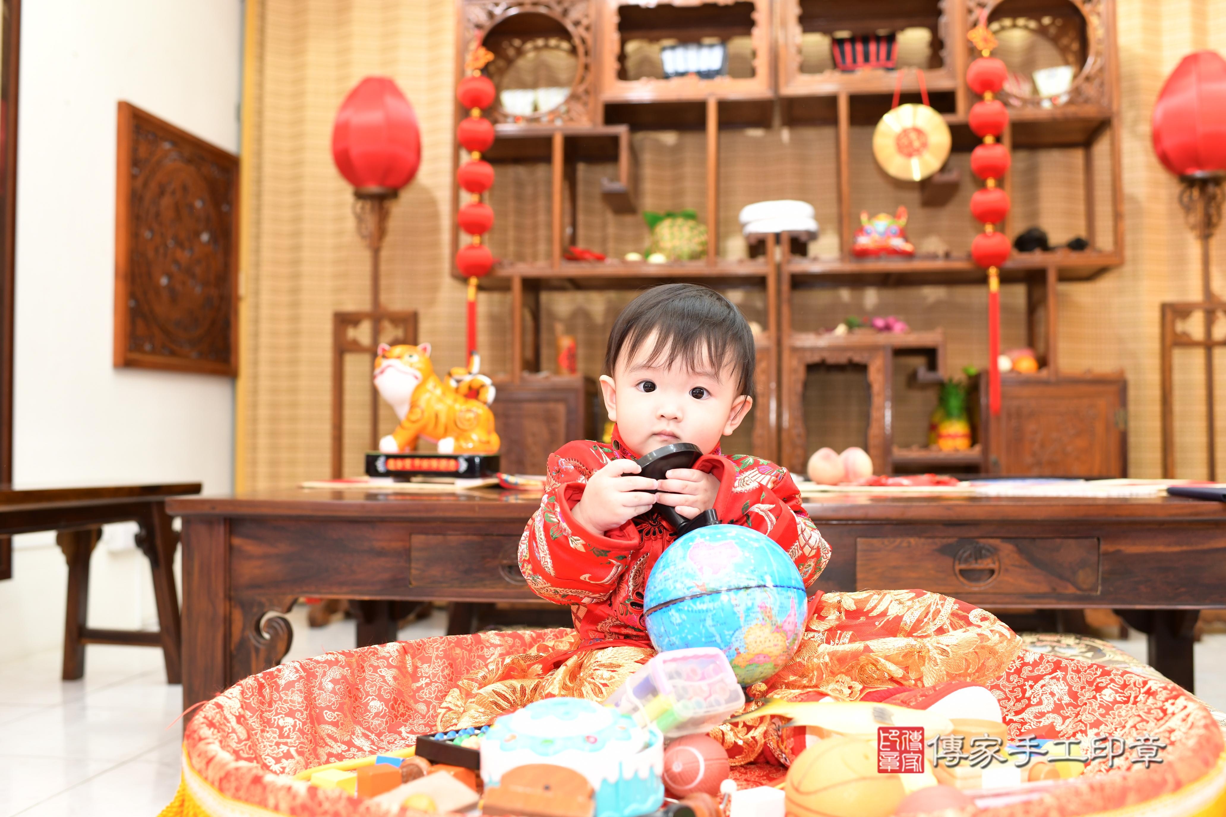 傳家手工印章台南店、抓周、度脺、中國風會場、傳家嬰兒古禮、吉祥話、抓周道具物品24種、拍照。抓周證書。寶寶抓周、滿周歲、生日快樂、祝福 傳家手工印章台南店、抓周、度脺、中國風會場、傳家嬰兒古禮、吉祥話、抓周道具物品24種、拍照。抓周證書。寶寶抓周、滿周歲、生日快樂、祝福