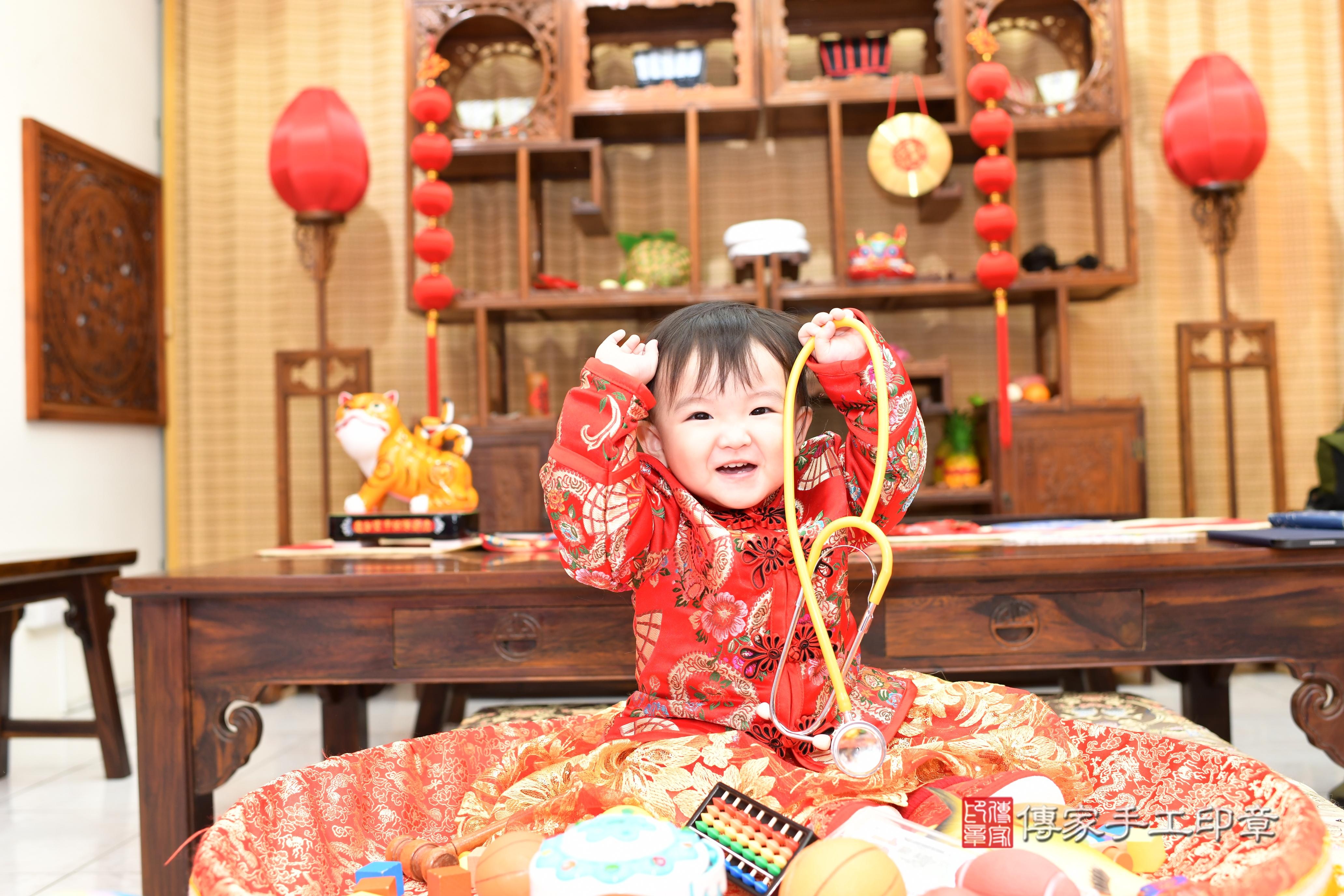 傳家手工印章台南店、抓周、度脺、中國風會場、傳家嬰兒古禮、吉祥話、抓周道具物品24種、拍照。抓周證書。寶寶抓周、滿周歲、生日快樂、祝福 傳家手工印章台南店、抓周、度脺、中國風會場、傳家嬰兒古禮、吉祥話、抓周道具物品24種、拍照。抓周證書。寶寶抓周、滿周歲、生日快樂、祝福