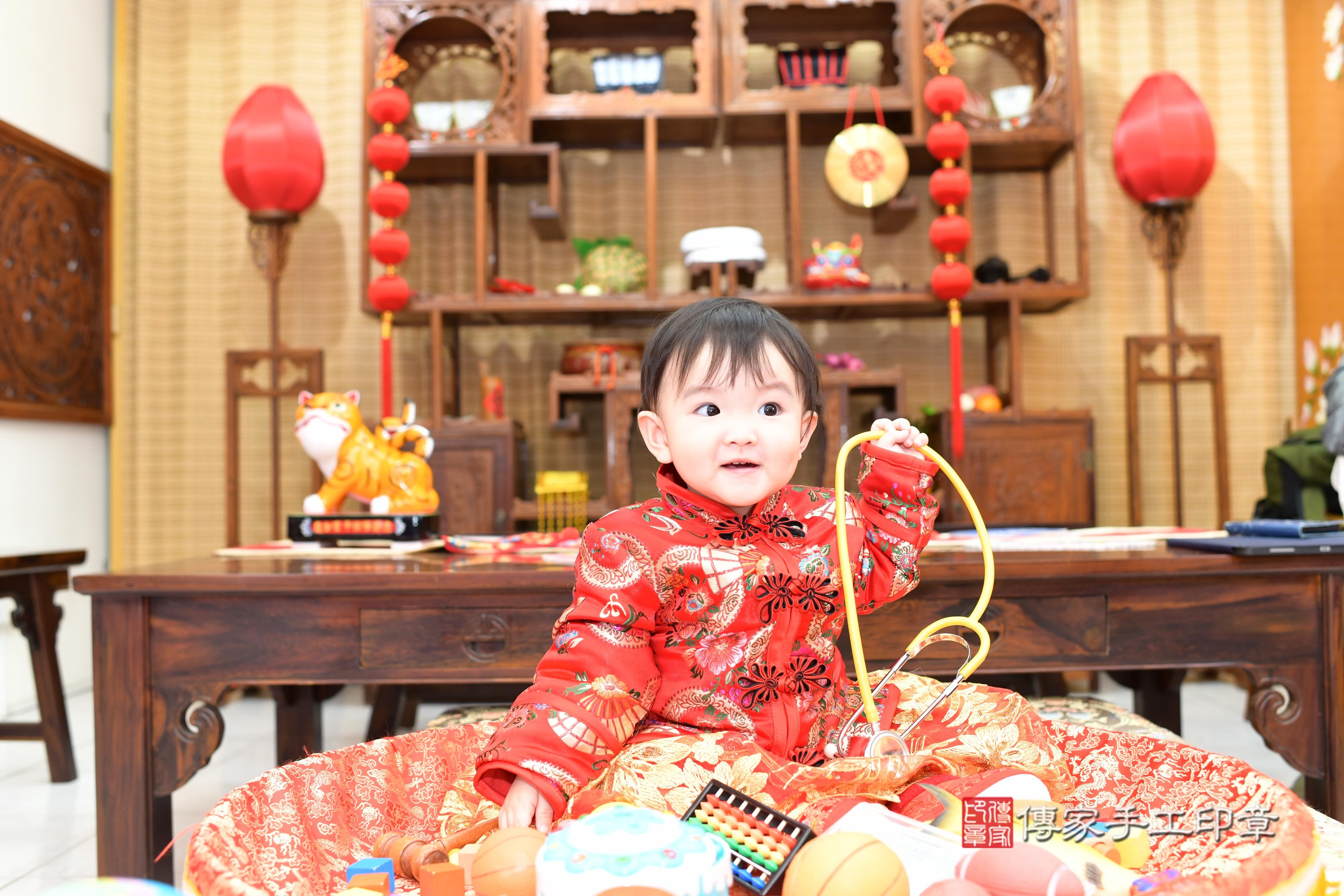 傳家手工印章台南店、抓周、度脺、中國風會場、傳家嬰兒古禮、吉祥話、抓周道具物品24種、拍照。抓周證書。寶寶抓周、滿周歲、生日快樂、祝福 傳家手工印章台南店、抓周、度脺、中國風會場、傳家嬰兒古禮、吉祥話、抓周道具物品24種、拍照。抓周證書。寶寶抓周、滿周歲、生日快樂、祝福