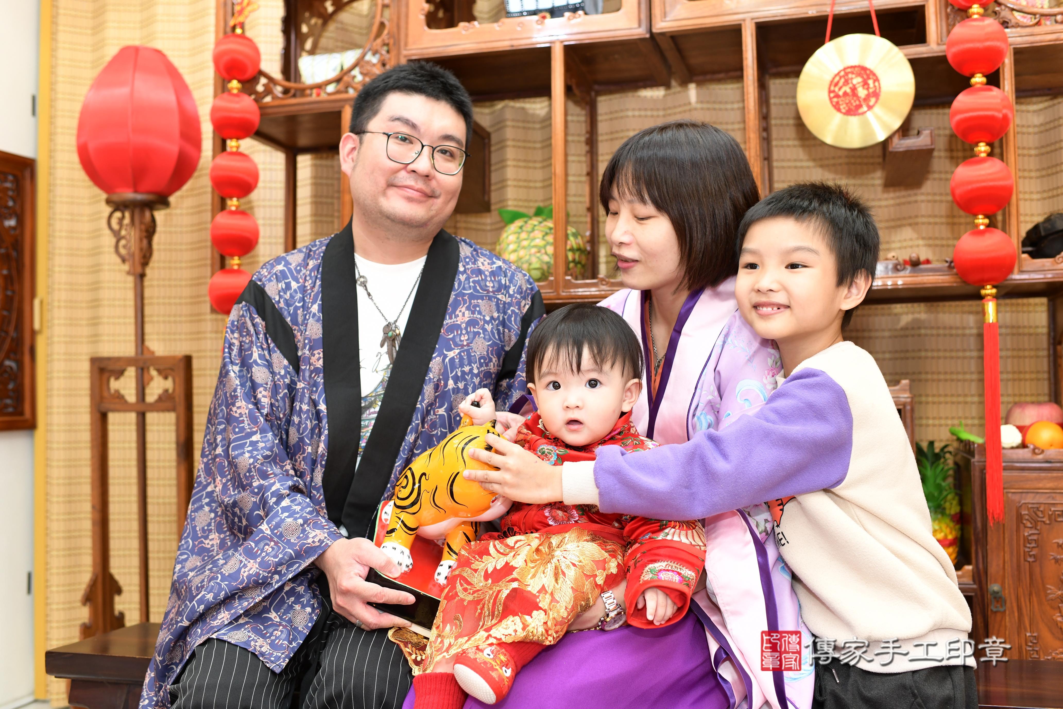 傳家手工印章台南店、抓周、度脺、中國風會場、傳家嬰兒古禮、吉祥話、抓周道具物品24種、拍照。抓周證書。寶寶抓周、滿周歲、生日快樂、祝福 傳家手工印章台南店、抓周、度脺、中國風會場、傳家嬰兒古禮、吉祥話、抓周道具物品24種、拍照。抓周證書。寶寶抓周、滿周歲、生日快樂、祝福