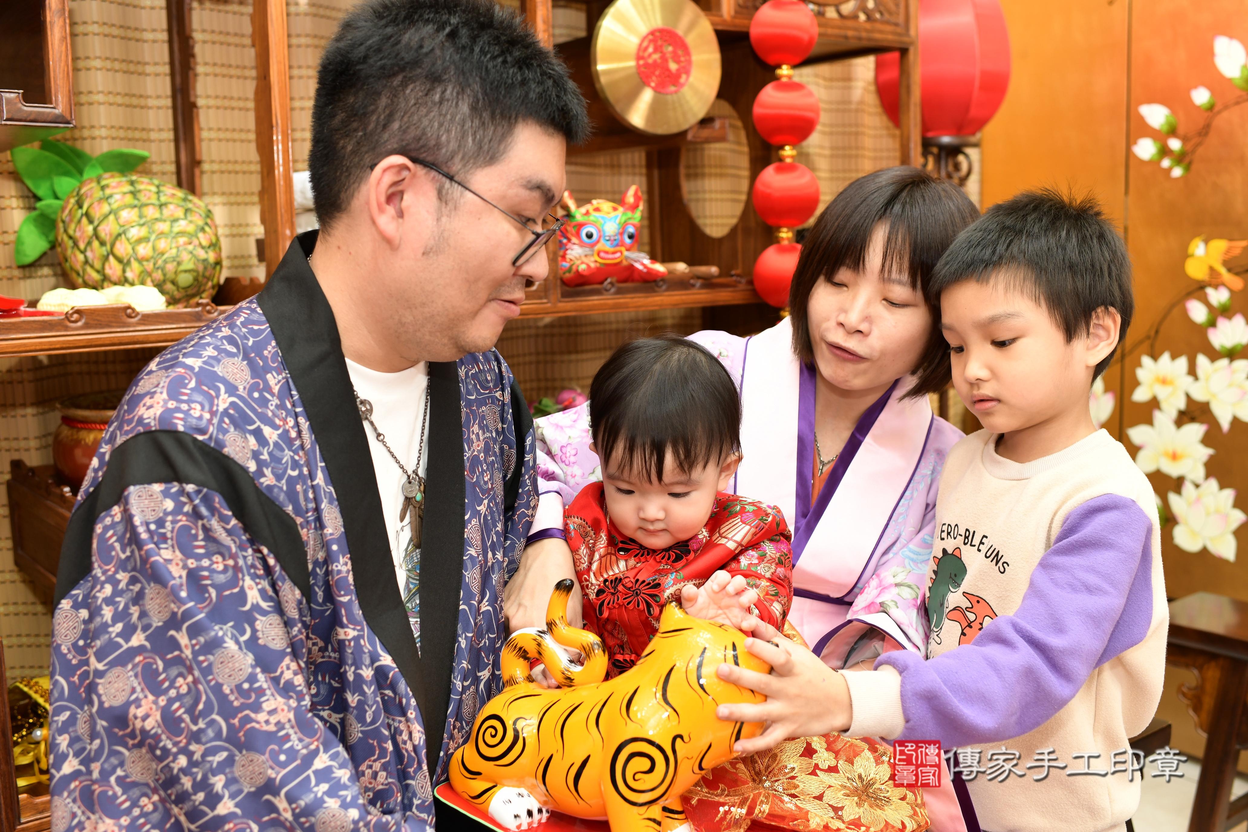 傳家手工印章台南店、抓周、度脺、中國風會場、傳家嬰兒古禮、吉祥話、抓周道具物品24種、拍照。抓周證書。寶寶抓周、滿周歲、生日快樂、祝福 傳家手工印章台南店、抓周、度脺、中國風會場、傳家嬰兒古禮、吉祥話、抓周道具物品24種、拍照。抓周證書。寶寶抓周、滿周歲、生日快樂、祝福