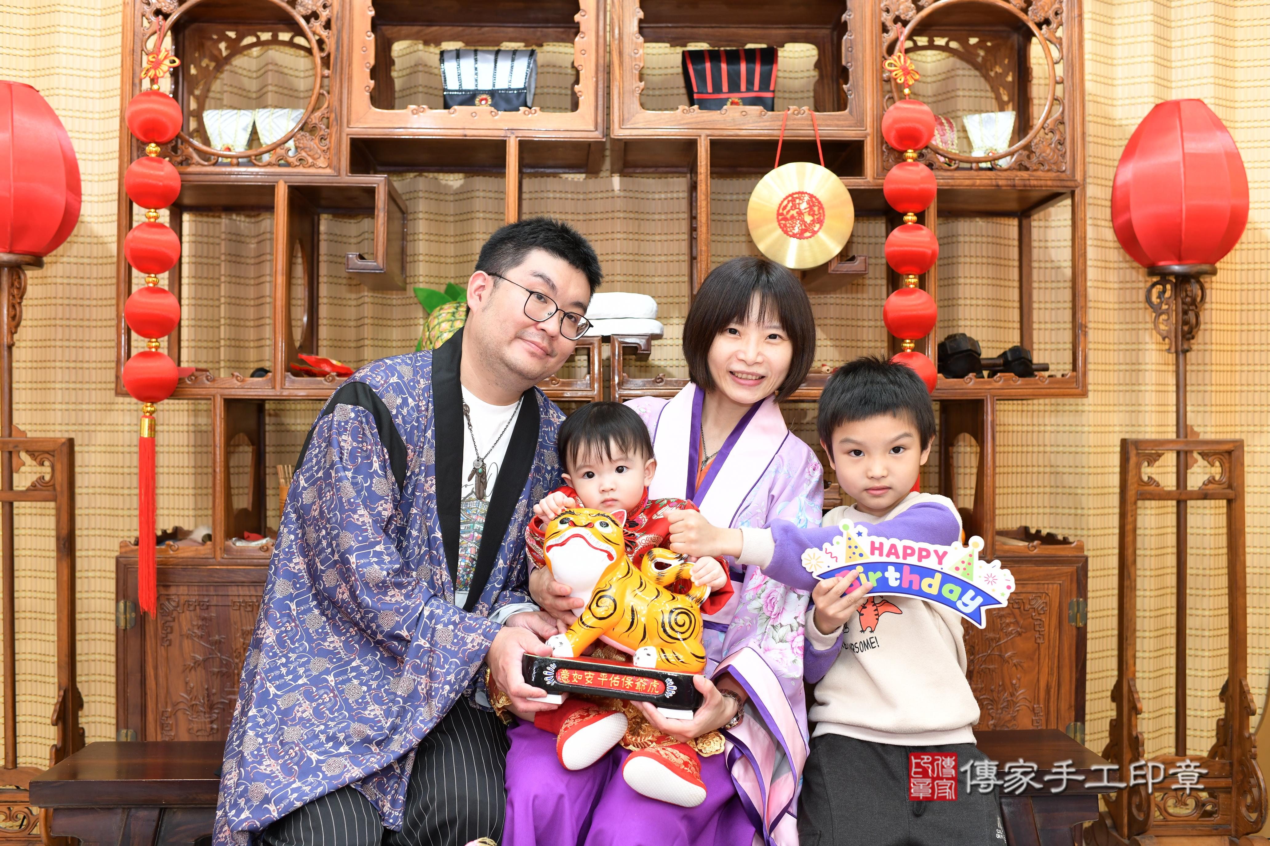 傳家手工印章台南店、抓周、度脺、中國風會場、傳家嬰兒古禮、吉祥話、抓周道具物品24種、拍照。抓周證書。寶寶抓周、滿周歲、生日快樂、祝福 傳家手工印章台南店、抓周、度脺、中國風會場、傳家嬰兒古禮、吉祥話、抓周道具物品24種、拍照。抓周證書。寶寶抓周、滿周歲、生日快樂、祝福