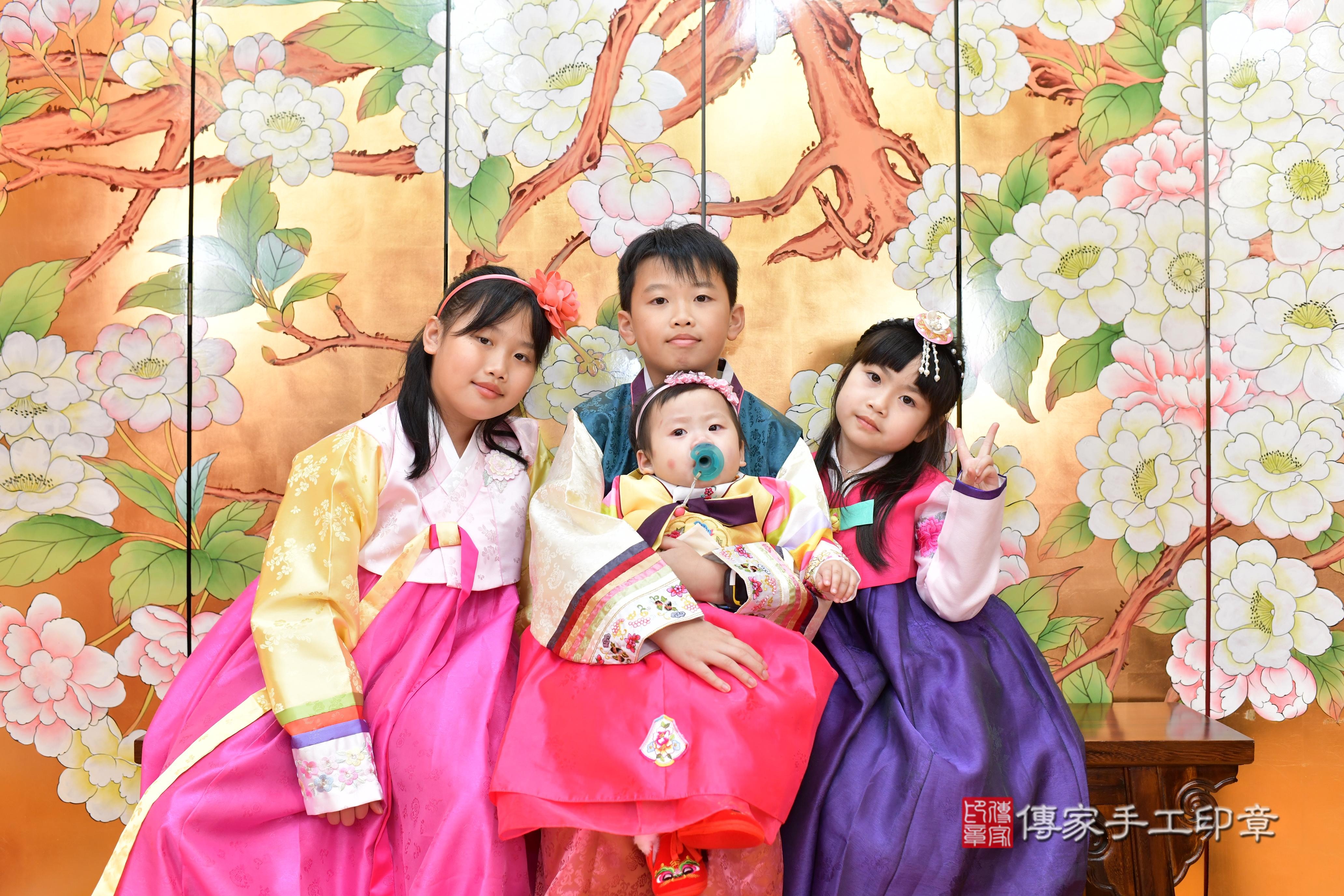 傳家手工印章桃園店、抓周、度脺、中國風會場、傳家嬰兒古禮、吉祥話、抓周道具物品24種、拍照。抓周證書。寶寶抓周、滿周歲、生日快樂、祝福 傳家手工印章桃園店、抓周、度脺、中國風會場、傳家嬰兒古禮、吉祥話、抓周道具物品24種、拍照。抓周證書。寶寶抓周、滿周歲、生日快樂、祝福