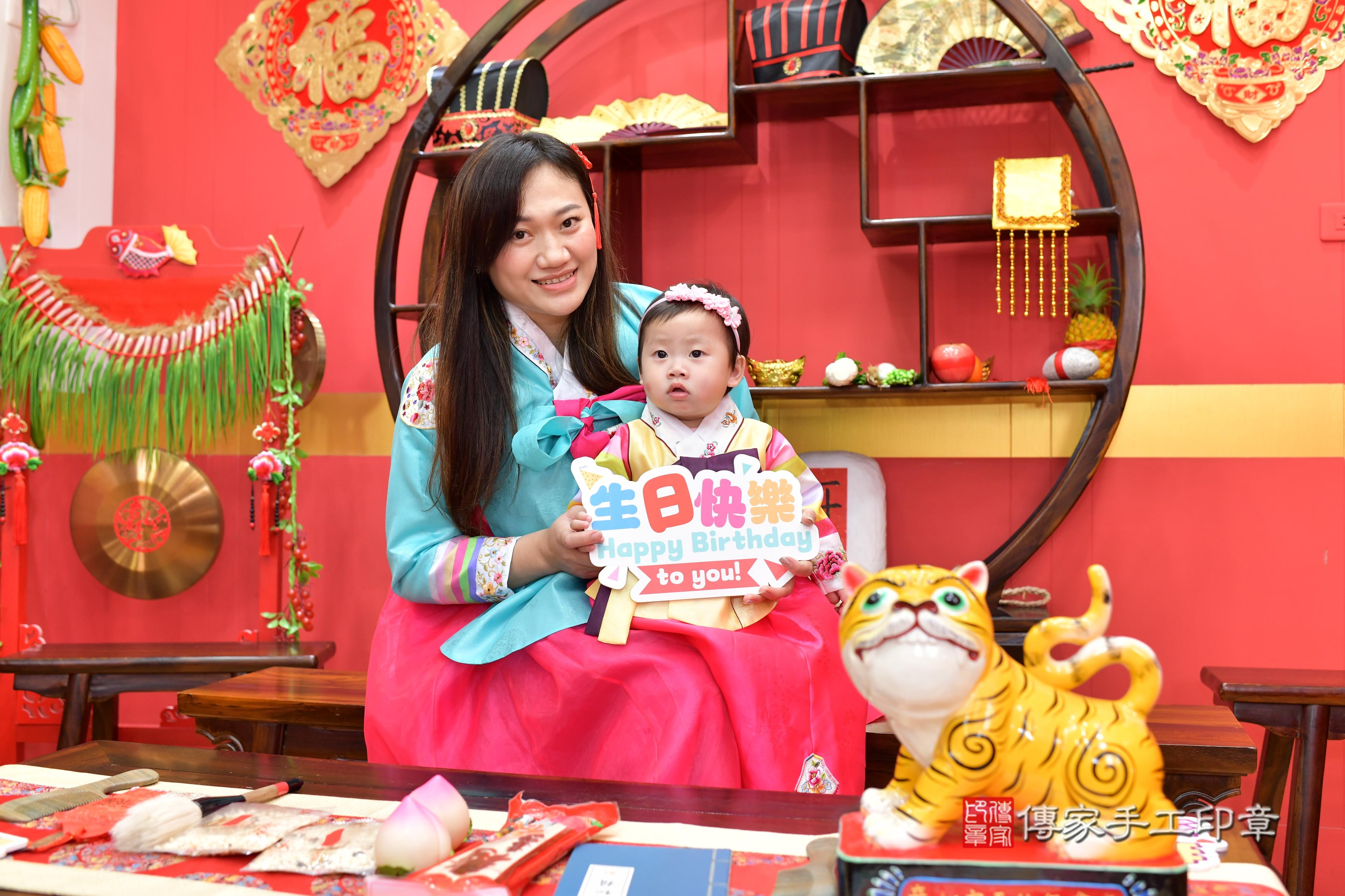 傳家手工印章桃園店、抓周、度脺、中國風會場、傳家嬰兒古禮、吉祥話、抓周道具物品24種、拍照。抓周證書。寶寶抓周、滿周歲、生日快樂、祝福 傳家手工印章桃園店、抓周、度脺、中國風會場、傳家嬰兒古禮、吉祥話、抓周道具物品24種、拍照。抓周證書。寶寶抓周、滿周歲、生日快樂、祝福