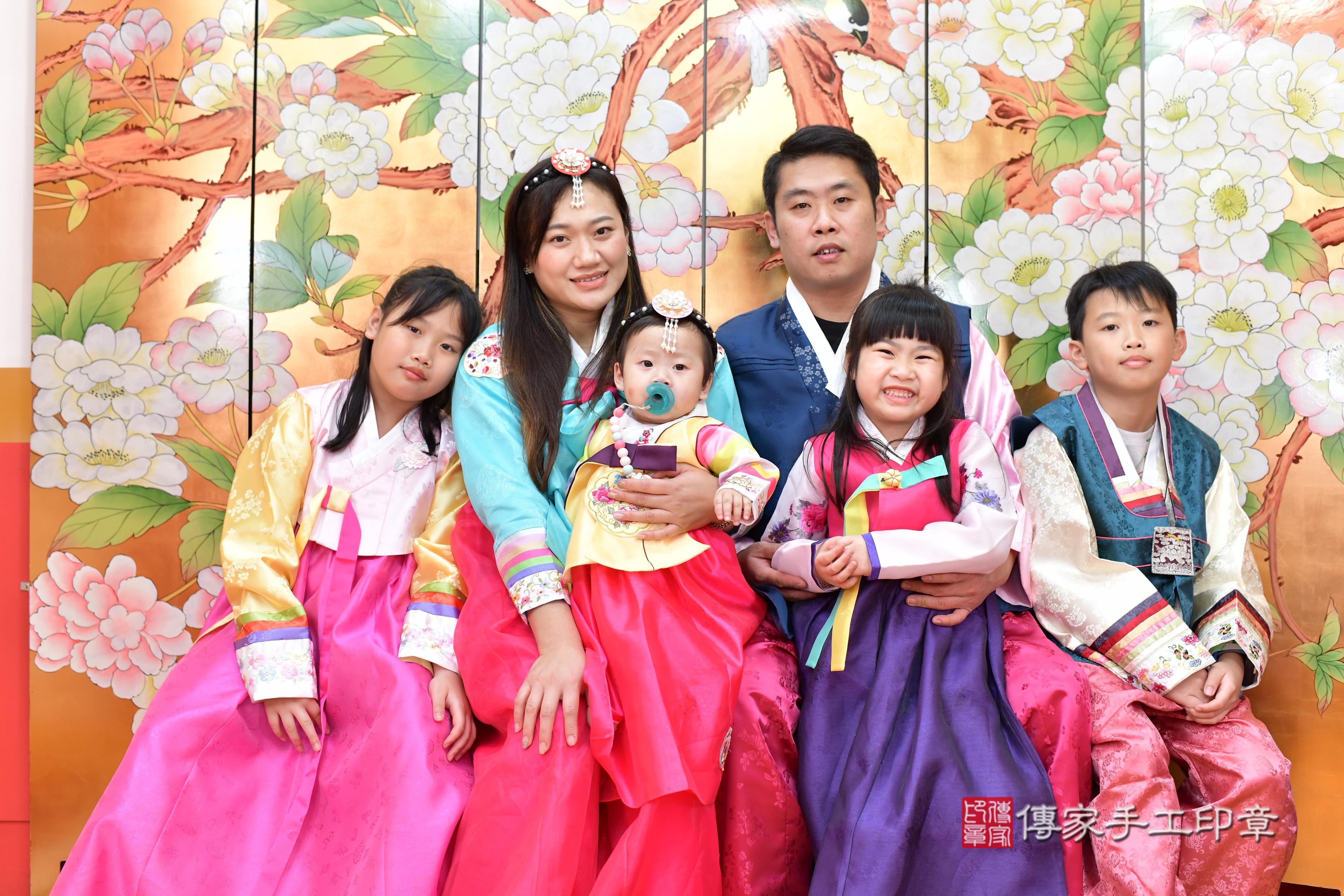 傳家手工印章桃園店、抓周、度脺、中國風會場、傳家嬰兒古禮、吉祥話、抓周道具物品24種、拍照。抓周證書。寶寶抓周、滿周歲、生日快樂、祝福 傳家手工印章桃園店、抓周、度脺、中國風會場、傳家嬰兒古禮、吉祥話、抓周道具物品24種、拍照。抓周證書。寶寶抓周、滿周歲、生日快樂、祝福