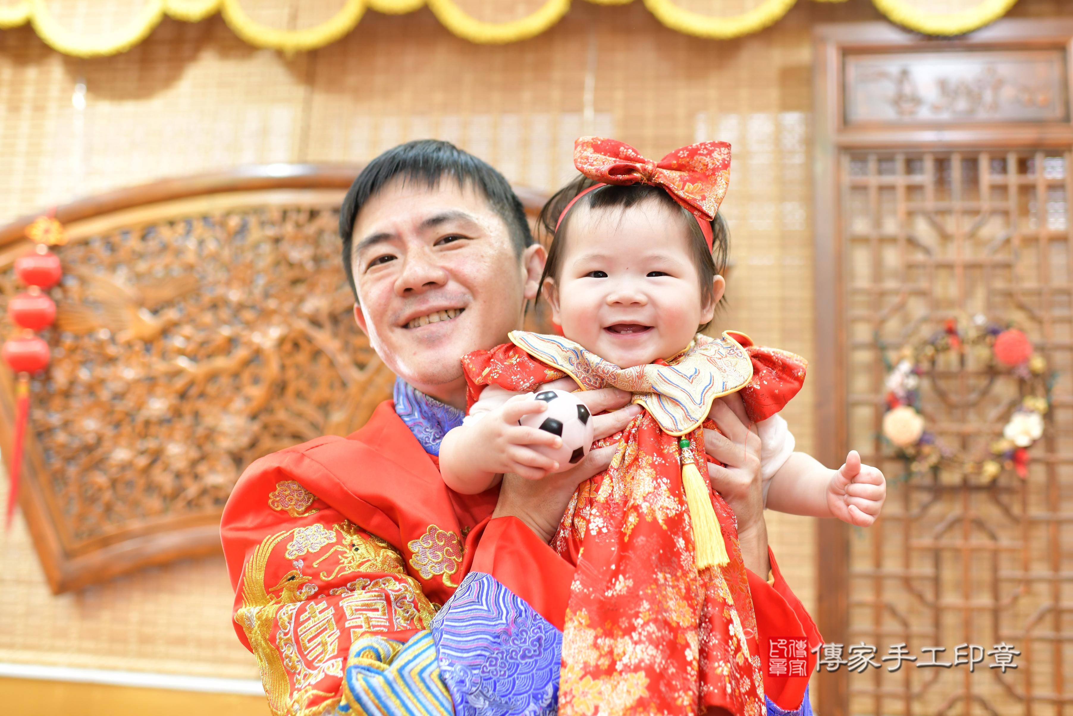 傳家手工印章桃園店、抓周、度脺、中國風會場、傳家嬰兒古禮、吉祥話、抓周道具物品24種、拍照。抓周證書。寶寶抓周、滿周歲、生日快樂、祝福 傳家手工印章桃園店、抓周、度脺、中國風會場、傳家嬰兒古禮、吉祥話、抓周道具物品24種、拍照。抓周證書。寶寶抓周、滿周歲、生日快樂、祝福