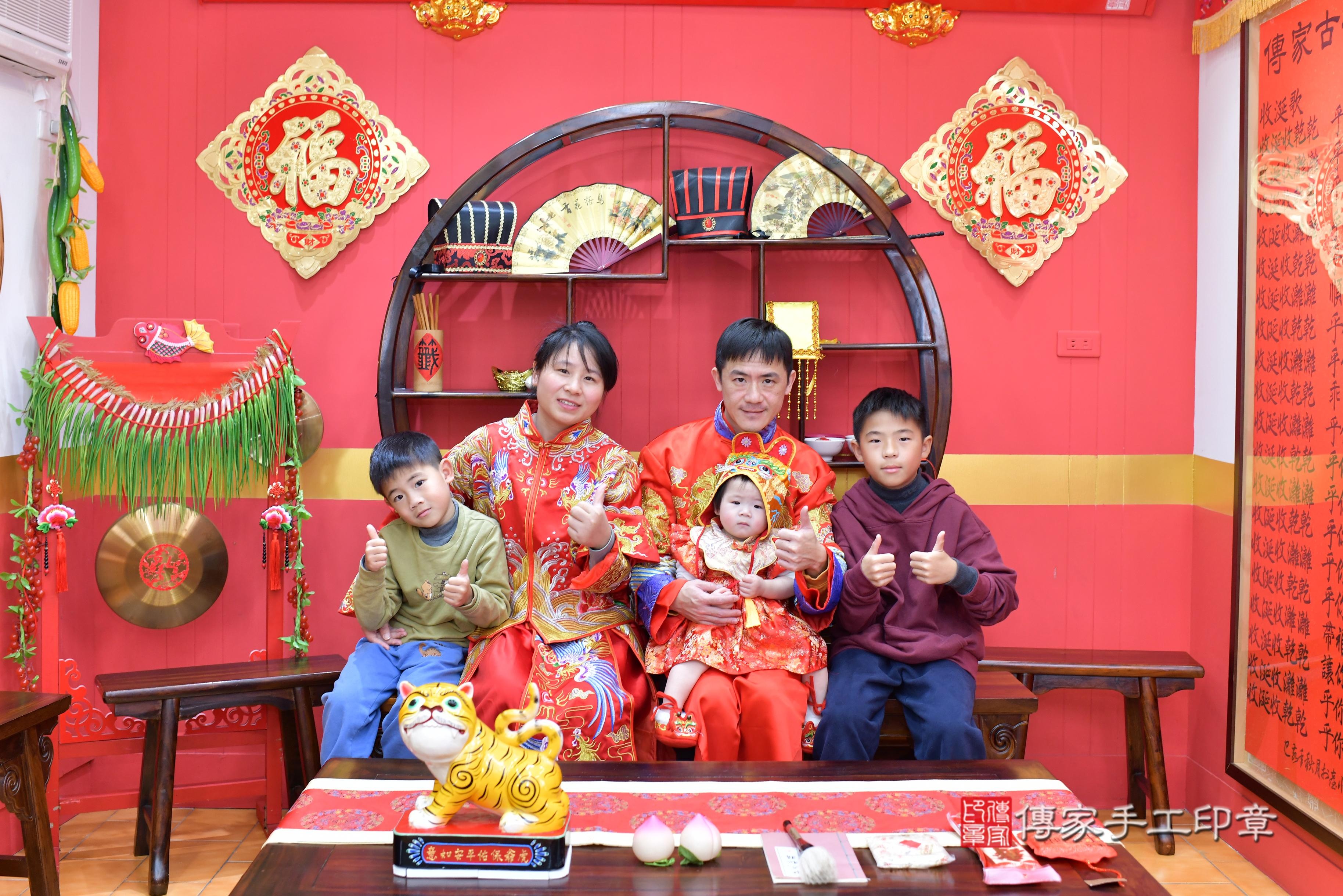 傳家手工印章桃園店、抓周、度脺、中國風會場、傳家嬰兒古禮、吉祥話、抓周道具物品24種、拍照。抓周證書。寶寶抓周、滿周歲、生日快樂、祝福 傳家手工印章桃園店、抓周、度脺、中國風會場、傳家嬰兒古禮、吉祥話、抓周道具物品24種、拍照。抓周證書。寶寶抓周、滿周歲、生日快樂、祝福