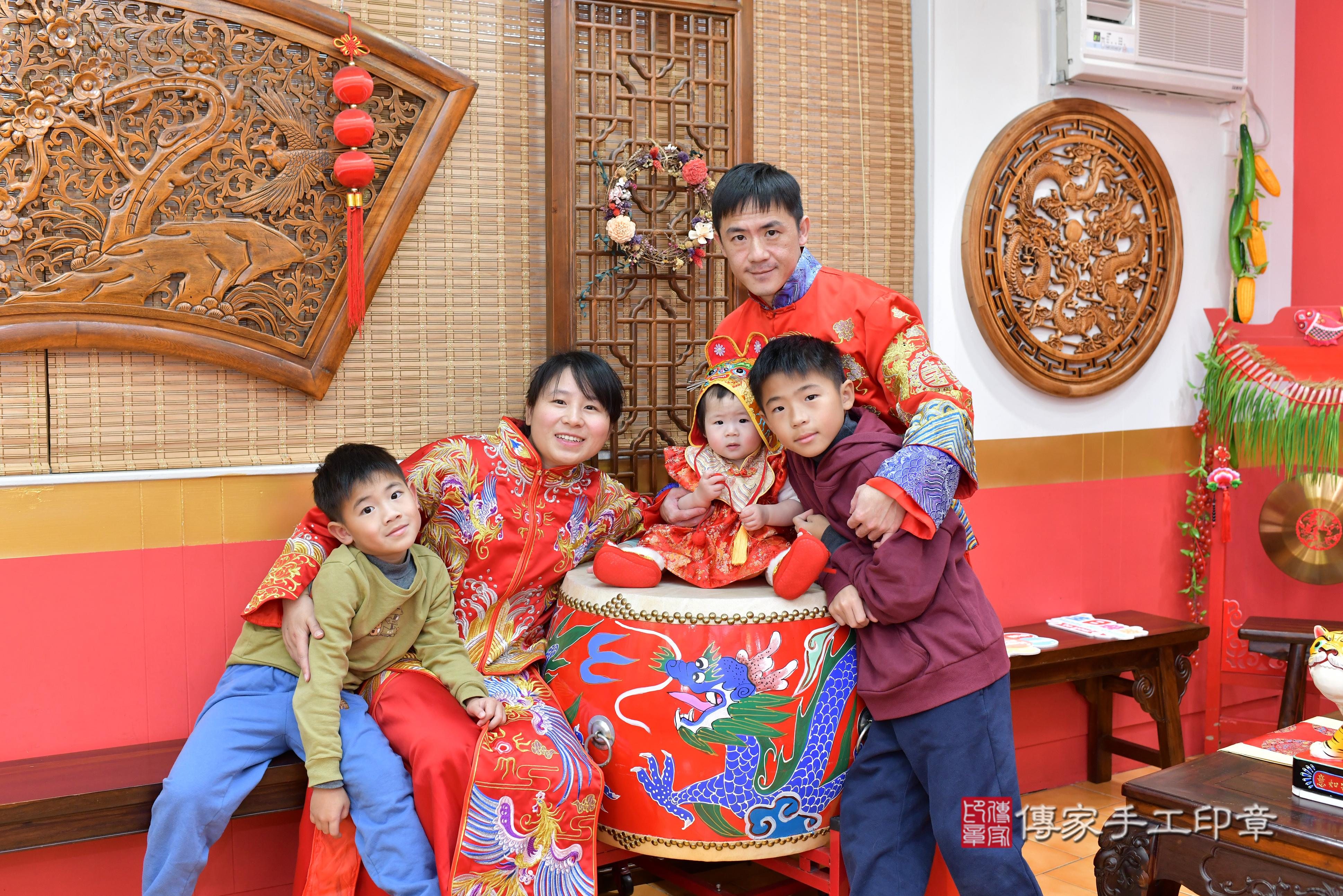 傳家手工印章桃園店、抓周、度脺、中國風會場、傳家嬰兒古禮、吉祥話、抓周道具物品24種、拍照。抓周證書。寶寶抓周、滿周歲、生日快樂、祝福 傳家手工印章桃園店、抓周、度脺、中國風會場、傳家嬰兒古禮、吉祥話、抓周道具物品24種、拍照。抓周證書。寶寶抓周、滿周歲、生日快樂、祝福