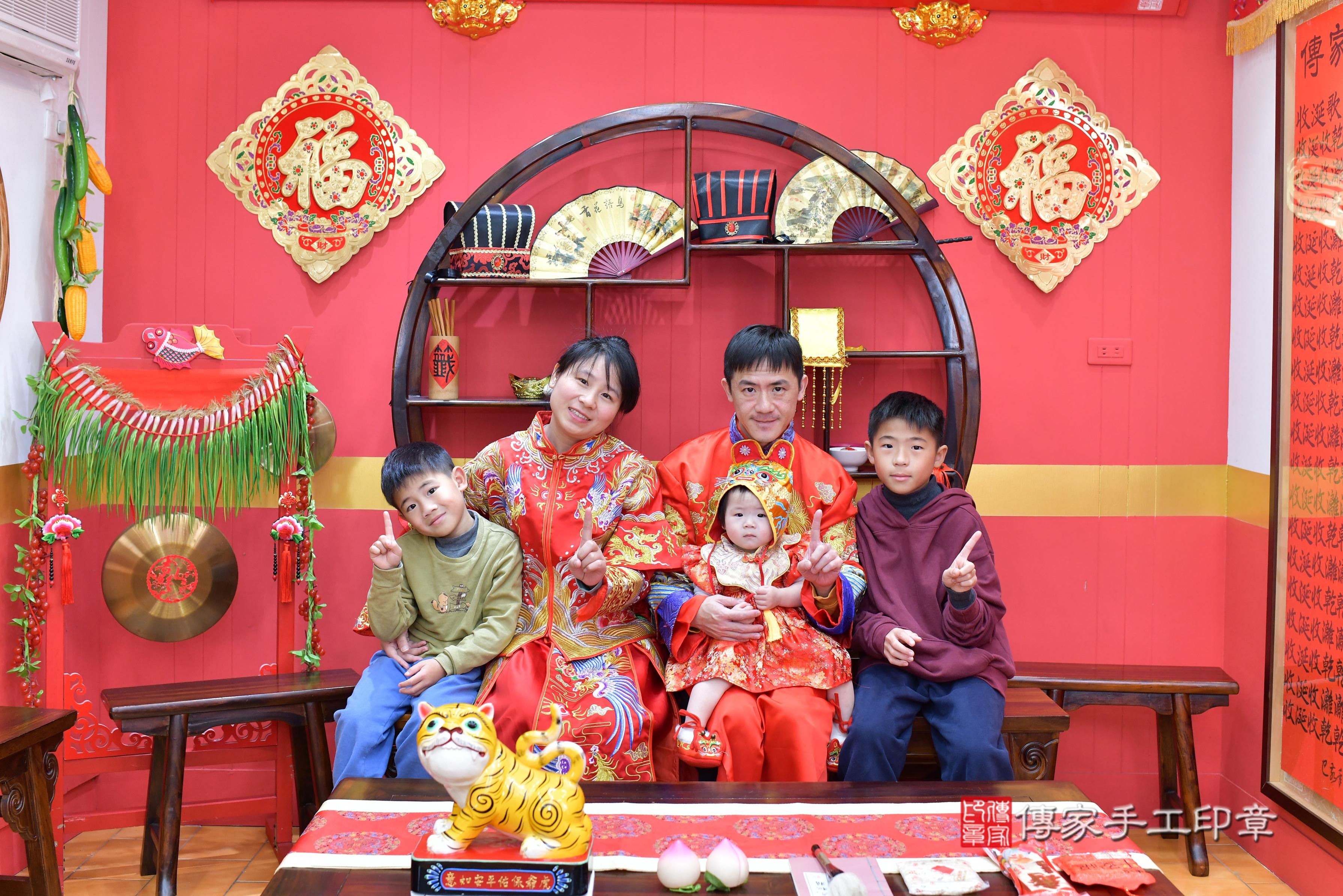 傳家手工印章桃園店、抓周、度脺、中國風會場、傳家嬰兒古禮、吉祥話、抓周道具物品24種、拍照。抓周證書。寶寶抓周、滿周歲、生日快樂、祝福 傳家手工印章桃園店、抓周、度脺、中國風會場、傳家嬰兒古禮、吉祥話、抓周道具物品24種、拍照。抓周證書。寶寶抓周、滿周歲、生日快樂、祝福