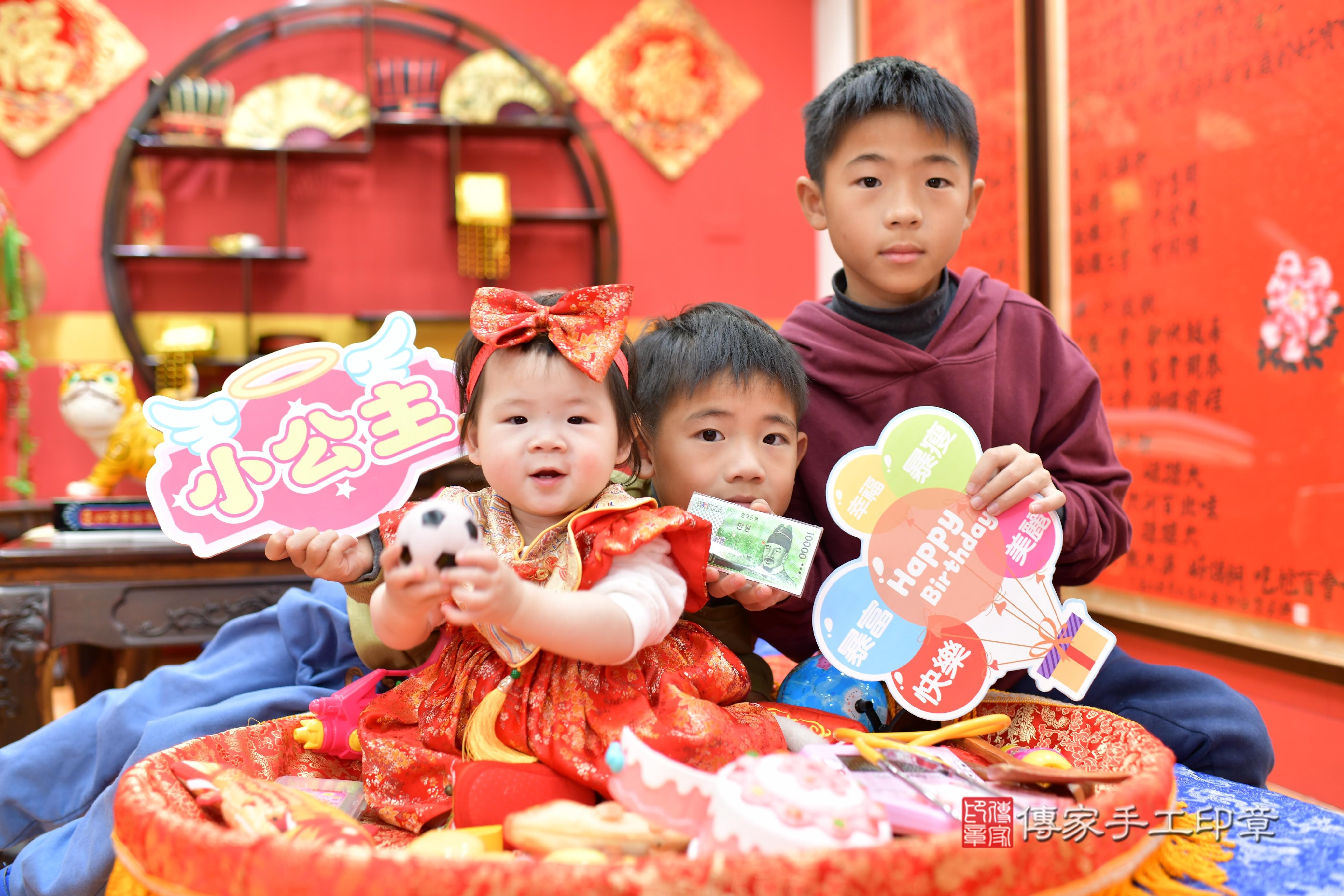 傳家手工印章桃園店、抓周、度脺、中國風會場、傳家嬰兒古禮、吉祥話、抓周道具物品24種、拍照。抓周證書。寶寶抓周、滿周歲、生日快樂、祝福 傳家手工印章桃園店、抓周、度脺、中國風會場、傳家嬰兒古禮、吉祥話、抓周道具物品24種、拍照。抓周證書。寶寶抓周、滿周歲、生日快樂、祝福