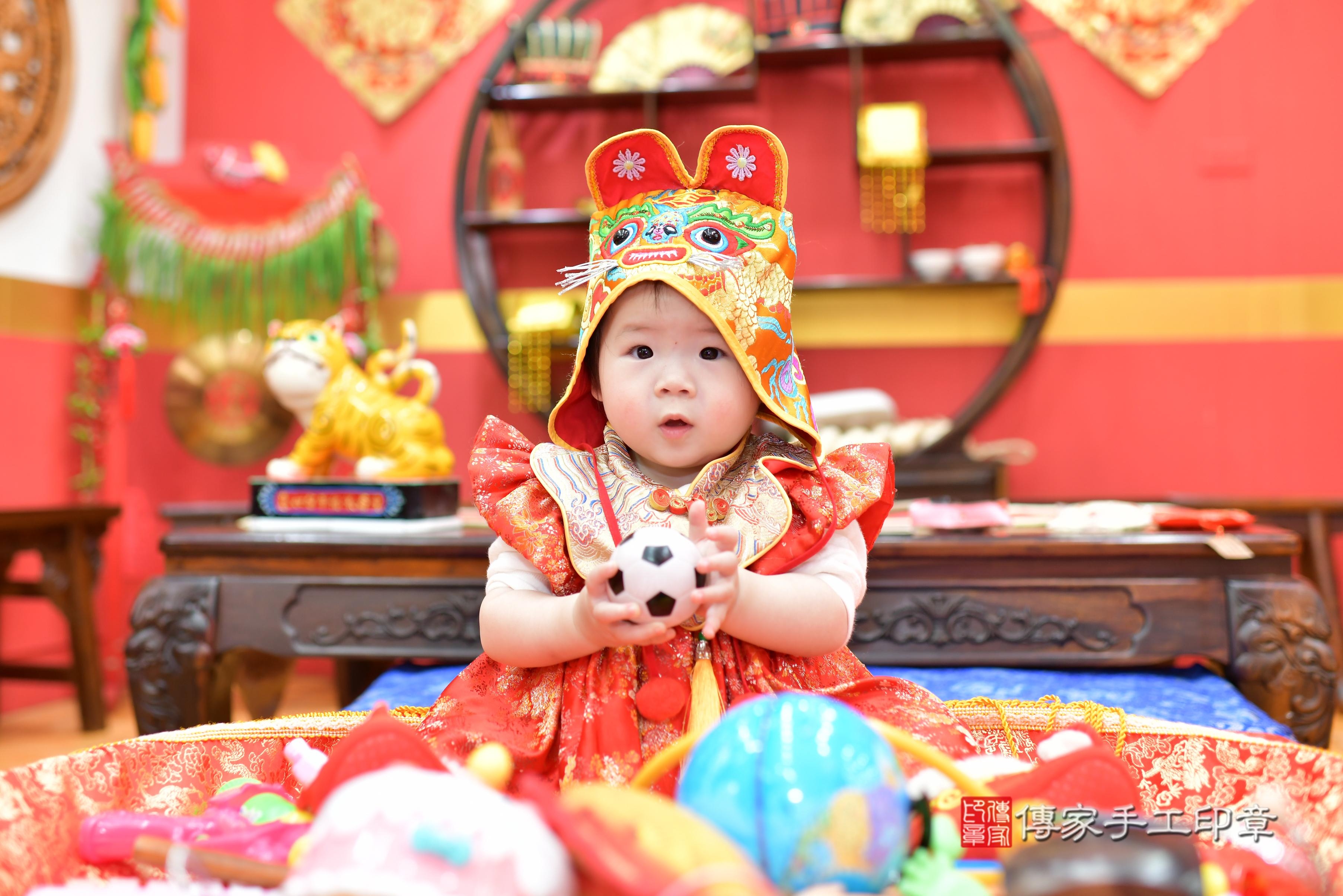 傳家手工印章桃園店、抓周、度脺、中國風會場、傳家嬰兒古禮、吉祥話、抓周道具物品24種、拍照。抓周證書。寶寶抓周、滿周歲、生日快樂、祝福 傳家手工印章桃園店、抓周、度脺、中國風會場、傳家嬰兒古禮、吉祥話、抓周道具物品24種、拍照。抓周證書。寶寶抓周、滿周歲、生日快樂、祝福