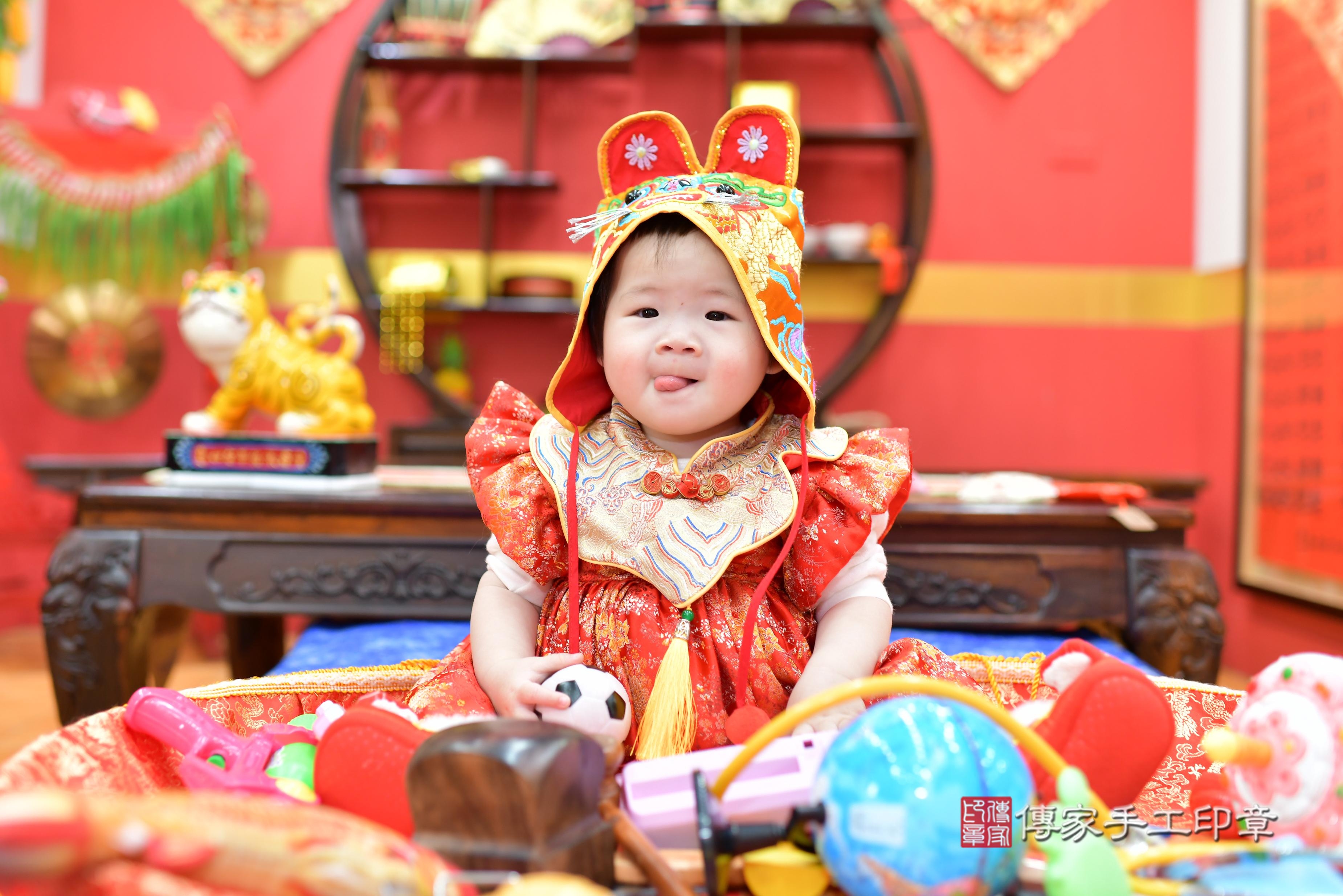 傳家手工印章桃園店、抓周、度脺、中國風會場、傳家嬰兒古禮、吉祥話、抓周道具物品24種、拍照。抓周證書。寶寶抓周、滿周歲、生日快樂、祝福 傳家手工印章桃園店、抓周、度脺、中國風會場、傳家嬰兒古禮、吉祥話、抓周道具物品24種、拍照。抓周證書。寶寶抓周、滿周歲、生日快樂、祝福