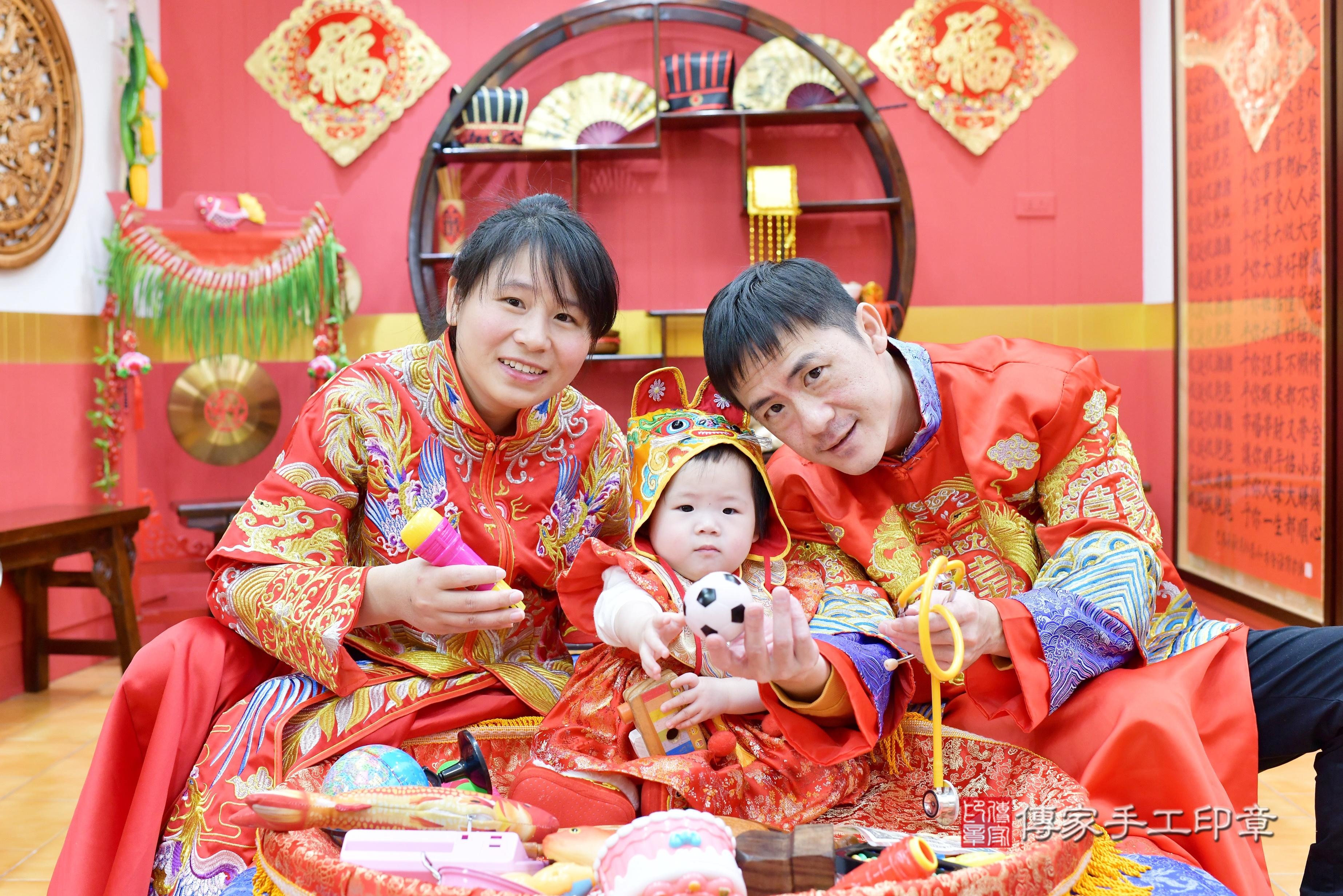 傳家手工印章桃園店、抓周、度脺、中國風會場、傳家嬰兒古禮、吉祥話、抓周道具物品24種、拍照。抓周證書。寶寶抓周、滿周歲、生日快樂、祝福 傳家手工印章桃園店、抓周、度脺、中國風會場、傳家嬰兒古禮、吉祥話、抓周道具物品24種、拍照。抓周證書。寶寶抓周、滿周歲、生日快樂、祝福