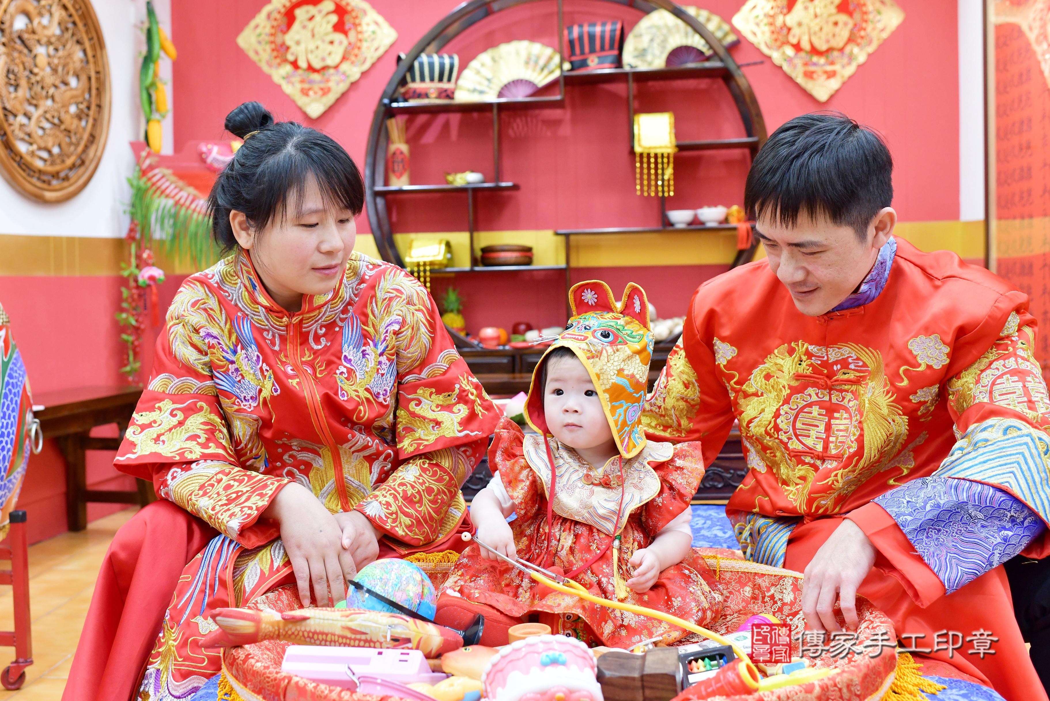 傳家手工印章桃園店、抓周、度脺、中國風會場、傳家嬰兒古禮、吉祥話、抓周道具物品24種、拍照。抓周證書。寶寶抓周、滿周歲、生日快樂、祝福 傳家手工印章桃園店、抓周、度脺、中國風會場、傳家嬰兒古禮、吉祥話、抓周道具物品24種、拍照。抓周證書。寶寶抓周、滿周歲、生日快樂、祝福