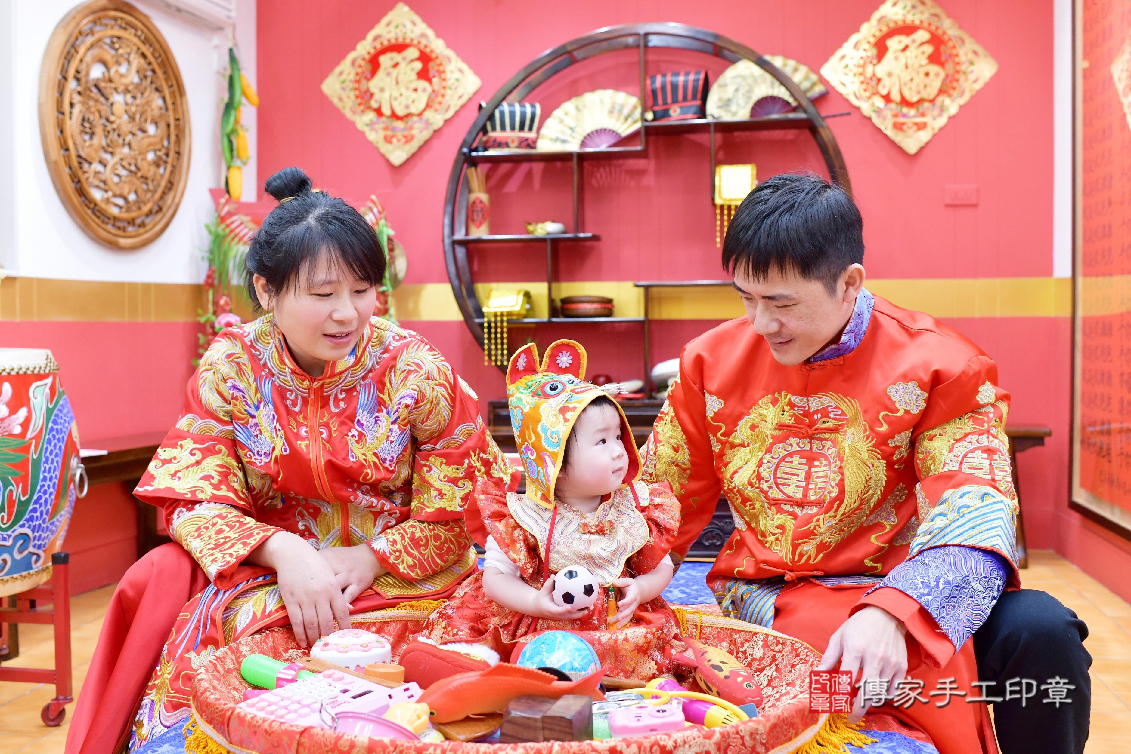 傳家手工印章桃園店、抓周、度脺、中國風會場、傳家嬰兒古禮、吉祥話、抓周道具物品24種、拍照。抓周證書。寶寶抓周、滿周歲、生日快樂、祝福 傳家手工印章桃園店、抓周、度脺、中國風會場、傳家嬰兒古禮、吉祥話、抓周道具物品24種、拍照。抓周證書。寶寶抓周、滿周歲、生日快樂、祝福