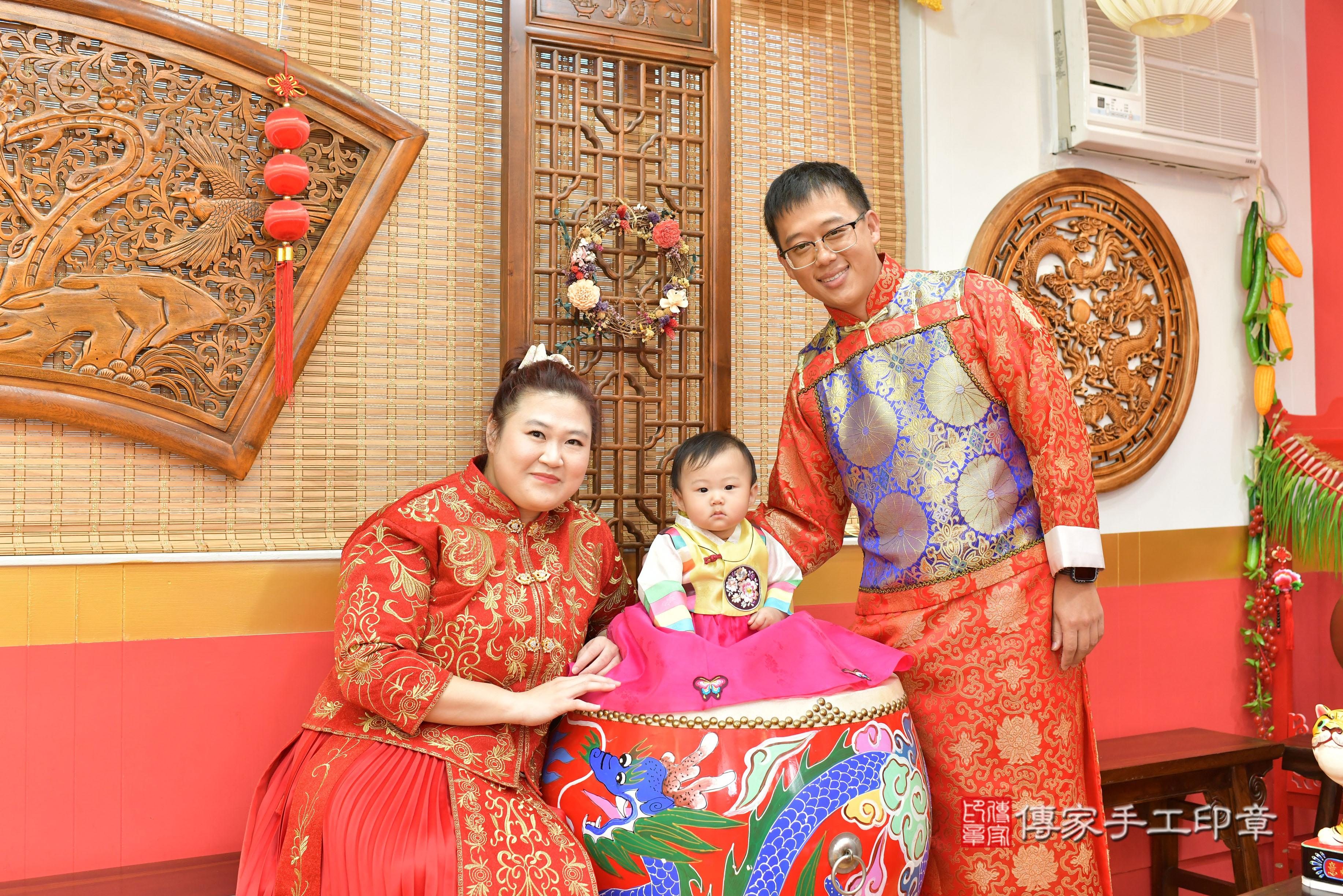 傳家手工印章桃園店、抓周、度脺、中國風會場、傳家嬰兒古禮、吉祥話、抓周道具物品24種、拍照。抓周證書。寶寶抓周、滿周歲、生日快樂、祝福 傳家手工印章桃園店、抓周、度脺、中國風會場、傳家嬰兒古禮、吉祥話、抓周道具物品24種、拍照。抓周證書。寶寶抓周、滿周歲、生日快樂、祝福