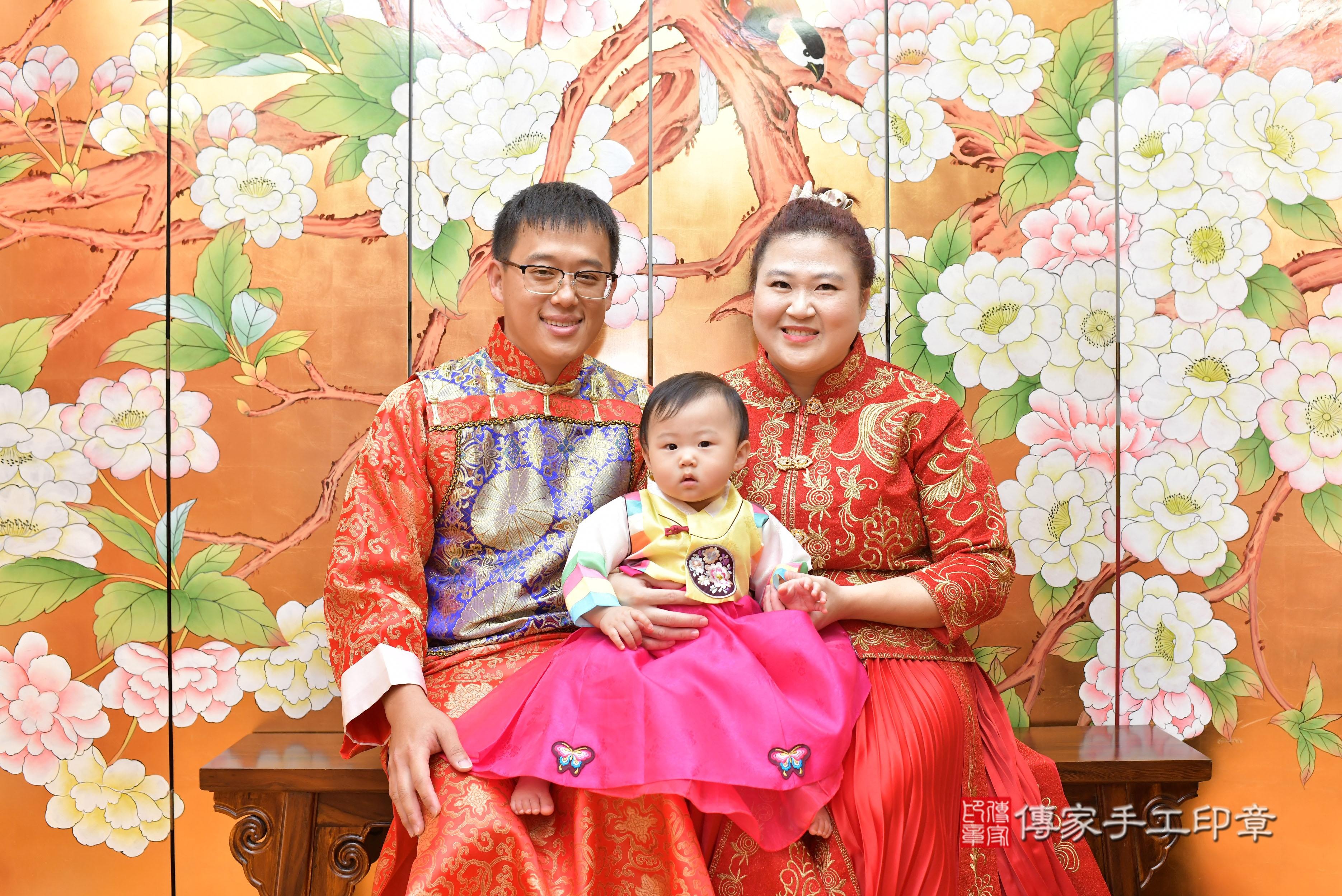 傳家手工印章桃園店、抓周、度脺、中國風會場、傳家嬰兒古禮、吉祥話、抓周道具物品24種、拍照。抓周證書。寶寶抓周、滿周歲、生日快樂、祝福 傳家手工印章桃園店、抓周、度脺、中國風會場、傳家嬰兒古禮、吉祥話、抓周道具物品24種、拍照。抓周證書。寶寶抓周、滿周歲、生日快樂、祝福