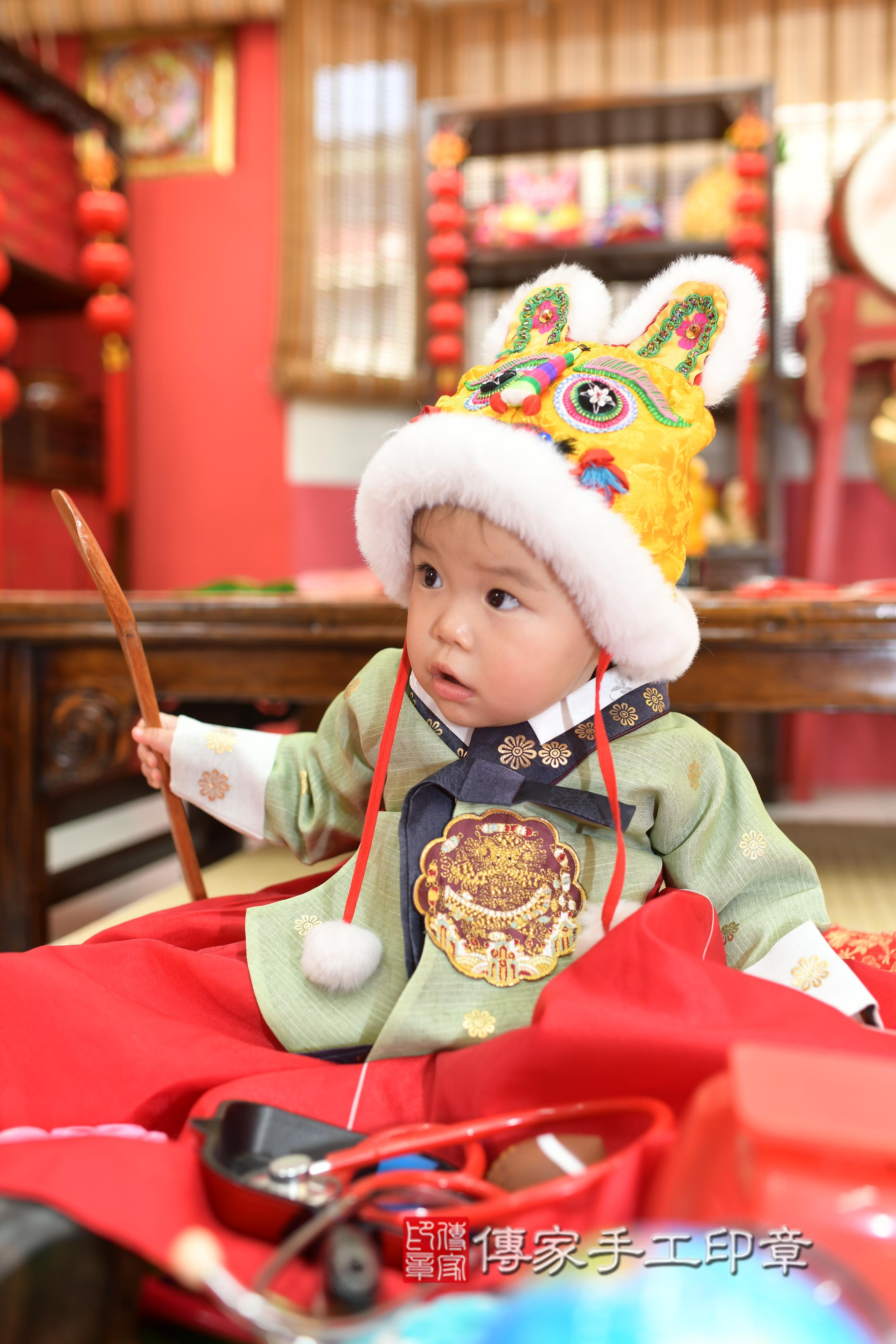 傳家手工印章高雄店、抓周、度脺、中國風會場、傳家嬰兒古禮、吉祥話、抓周道具物品24種、拍照。抓周證書。寶寶抓周、滿周歲、生日快樂、祝福 傳家手工印章高雄店、抓周、度脺、中國風會場、傳家嬰兒古禮、吉祥話、抓周道具物品24種、拍照。抓周證書。寶寶抓周、滿周歲、生日快樂、祝福