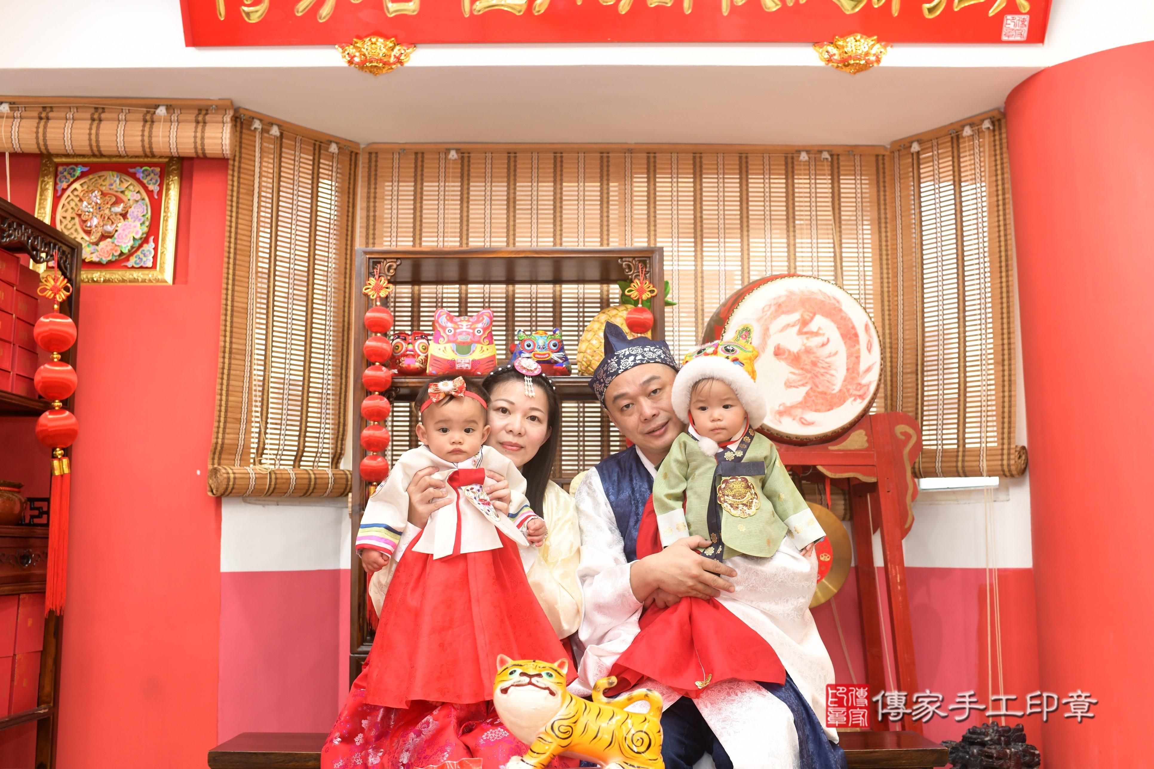 傳家手工印章高雄店、抓周、度脺、中國風會場、傳家嬰兒古禮、吉祥話、抓周道具物品24種、拍照。抓周證書。寶寶抓周、滿周歲、生日快樂、祝福 傳家手工印章高雄店、抓周、度脺、中國風會場、傳家嬰兒古禮、吉祥話、抓周道具物品24種、拍照。抓周證書。寶寶抓周、滿周歲、生日快樂、祝福