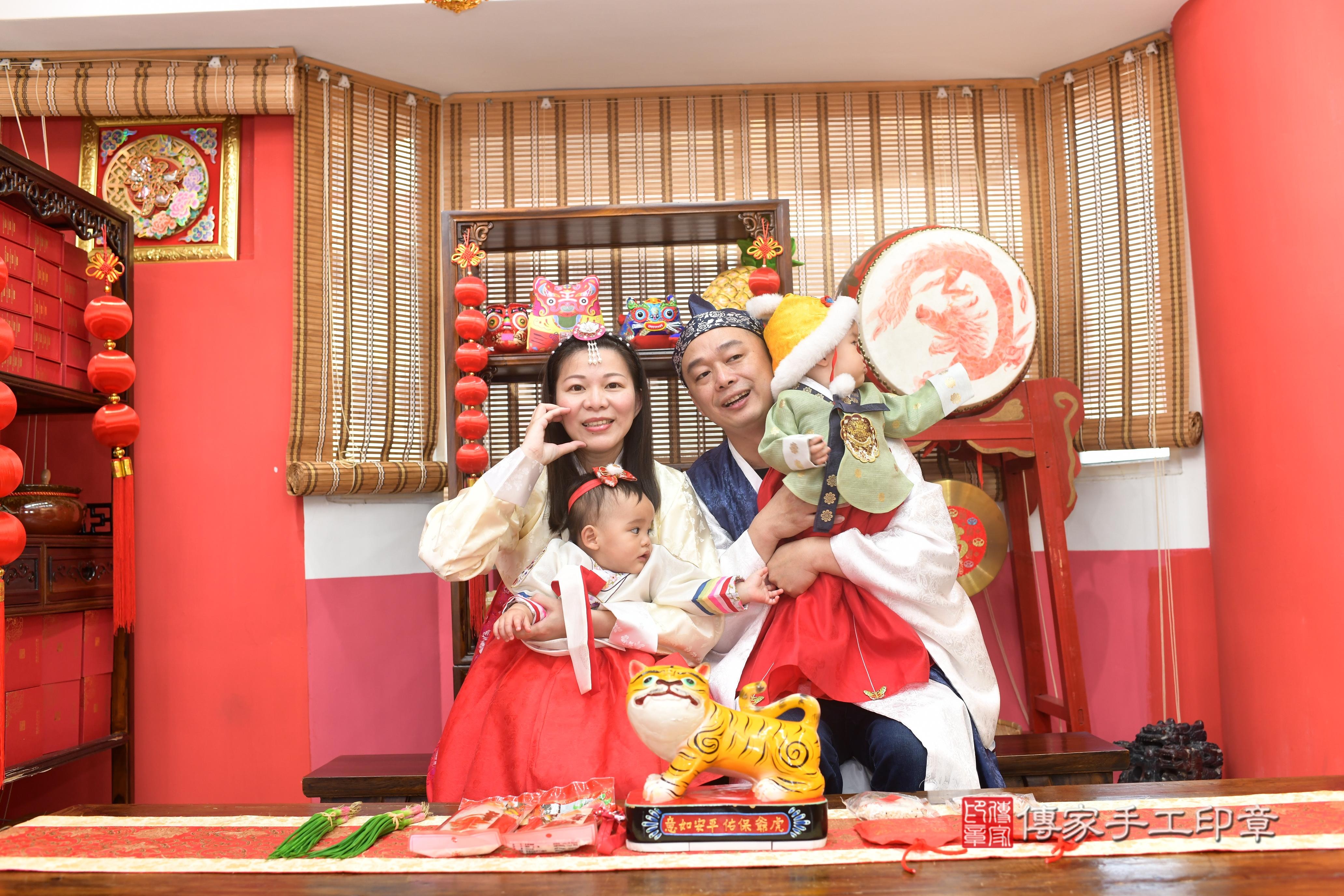 傳家手工印章高雄店、抓周、度脺、中國風會場、傳家嬰兒古禮、吉祥話、抓周道具物品24種、拍照。抓周證書。寶寶抓周、滿周歲、生日快樂、祝福 傳家手工印章高雄店、抓周、度脺、中國風會場、傳家嬰兒古禮、吉祥話、抓周道具物品24種、拍照。抓周證書。寶寶抓周、滿周歲、生日快樂、祝福