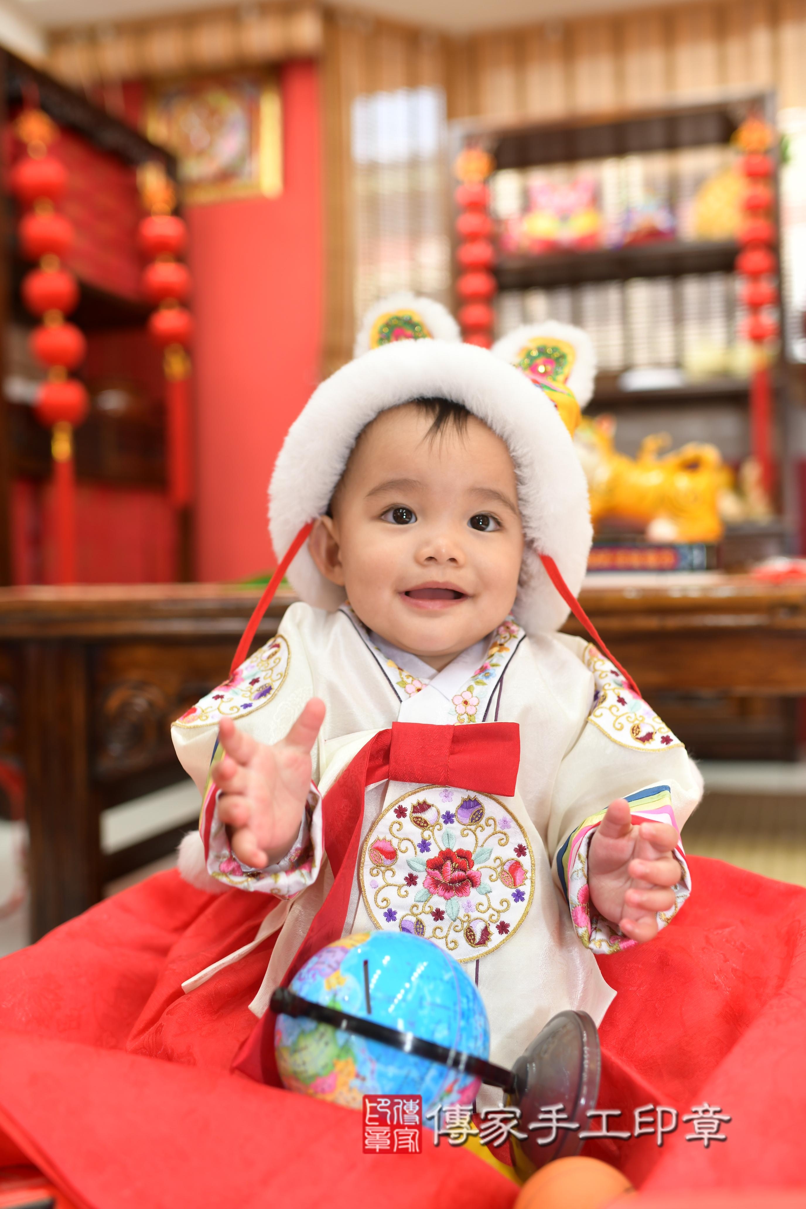 傳家手工印章高雄店、抓周、度脺、中國風會場、傳家嬰兒古禮、吉祥話、抓周道具物品24種、拍照。抓周證書。寶寶抓周、滿周歲、生日快樂、祝福 傳家手工印章高雄店、抓周、度脺、中國風會場、傳家嬰兒古禮、吉祥話、抓周道具物品24種、拍照。抓周證書。寶寶抓周、滿周歲、生日快樂、祝福