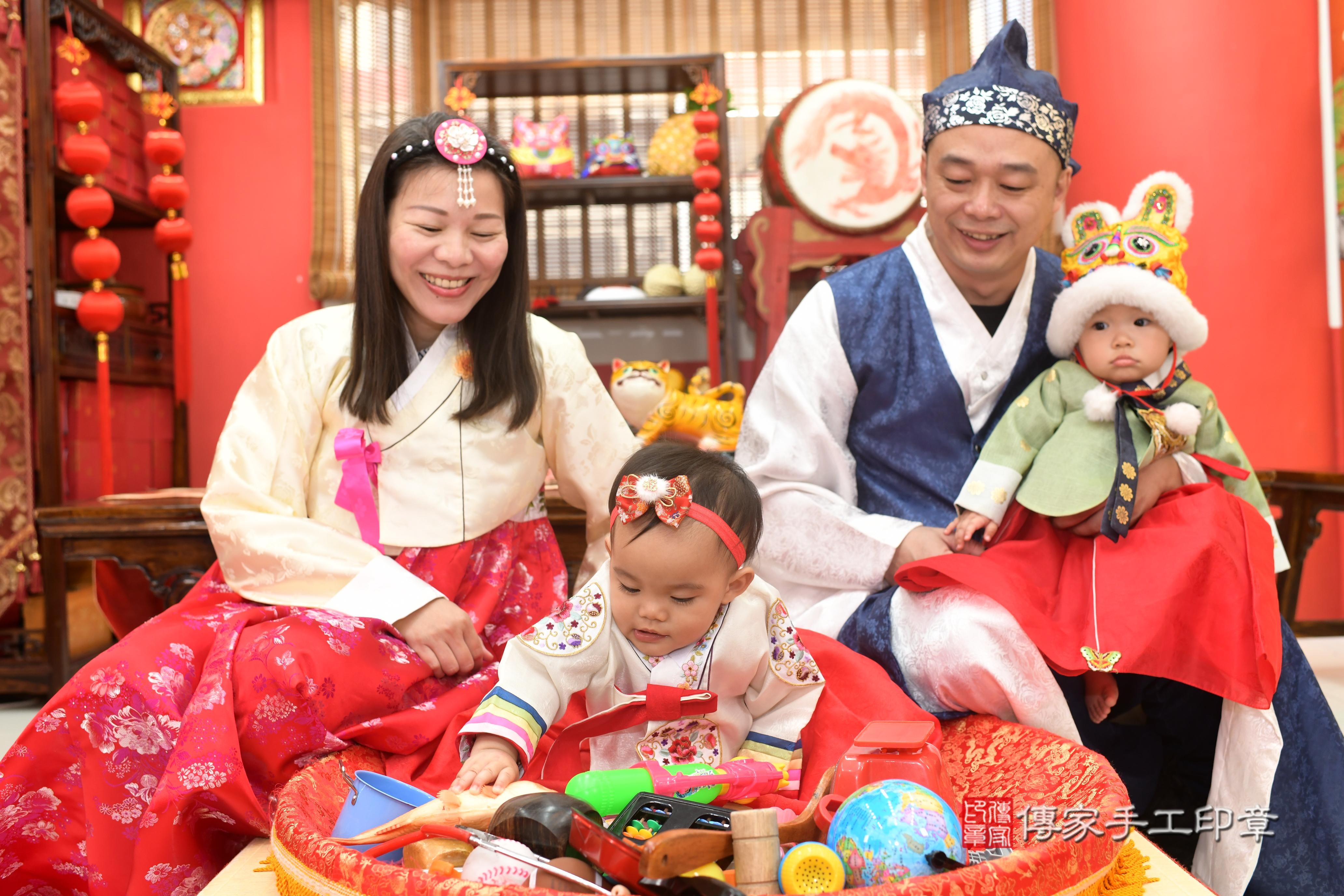 傳家手工印章高雄店、抓周、度脺、中國風會場、傳家嬰兒古禮、吉祥話、抓周道具物品24種、拍照。抓周證書。寶寶抓周、滿周歲、生日快樂、祝福 傳家手工印章高雄店、抓周、度脺、中國風會場、傳家嬰兒古禮、吉祥話、抓周道具物品24種、拍照。抓周證書。寶寶抓周、滿周歲、生日快樂、祝福