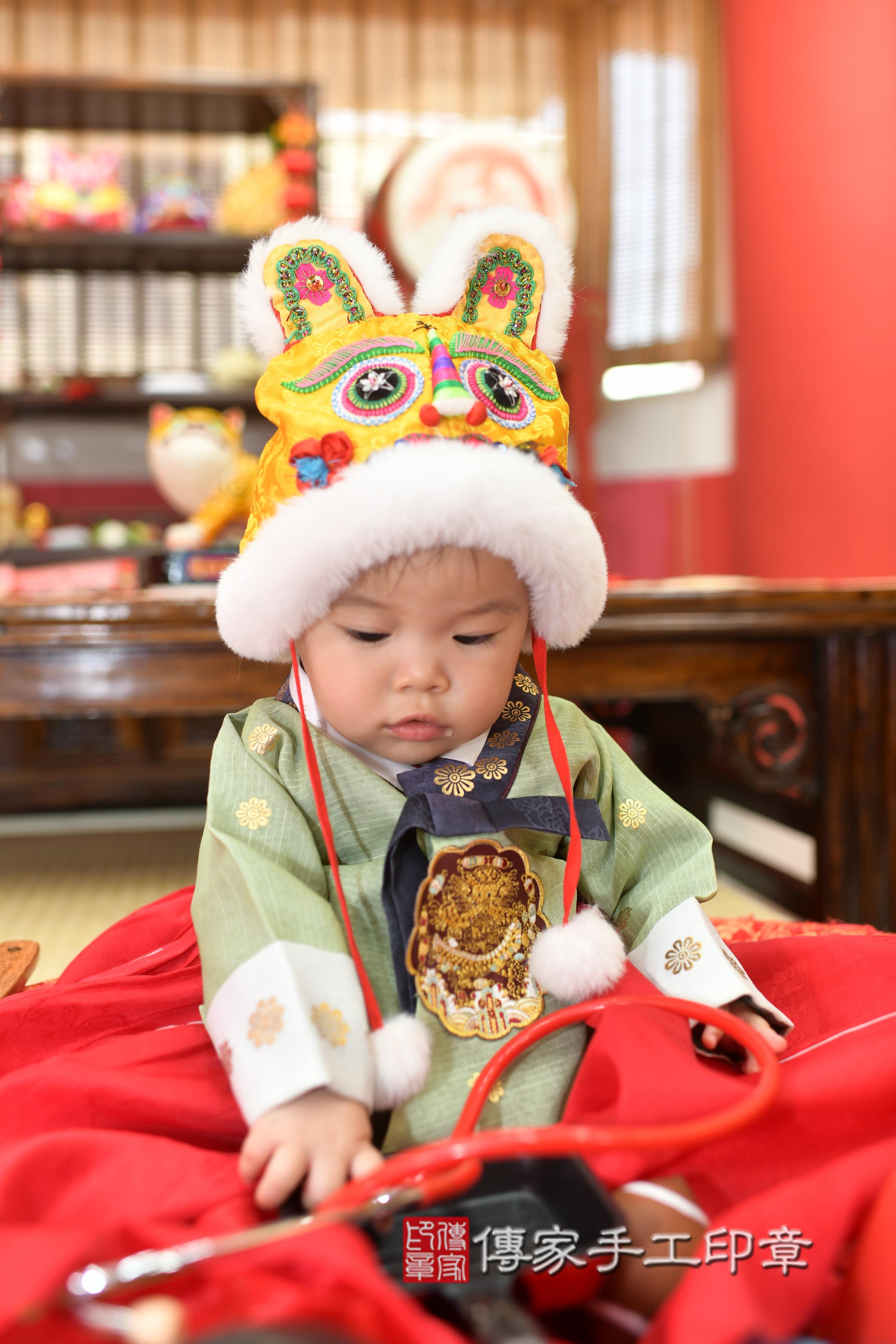 傳家手工印章高雄店、抓周、度脺、中國風會場、傳家嬰兒古禮、吉祥話、抓周道具物品24種、拍照。抓周證書。寶寶抓周、滿周歲、生日快樂、祝福 傳家手工印章高雄店、抓周、度脺、中國風會場、傳家嬰兒古禮、吉祥話、抓周道具物品24種、拍照。抓周證書。寶寶抓周、滿周歲、生日快樂、祝福