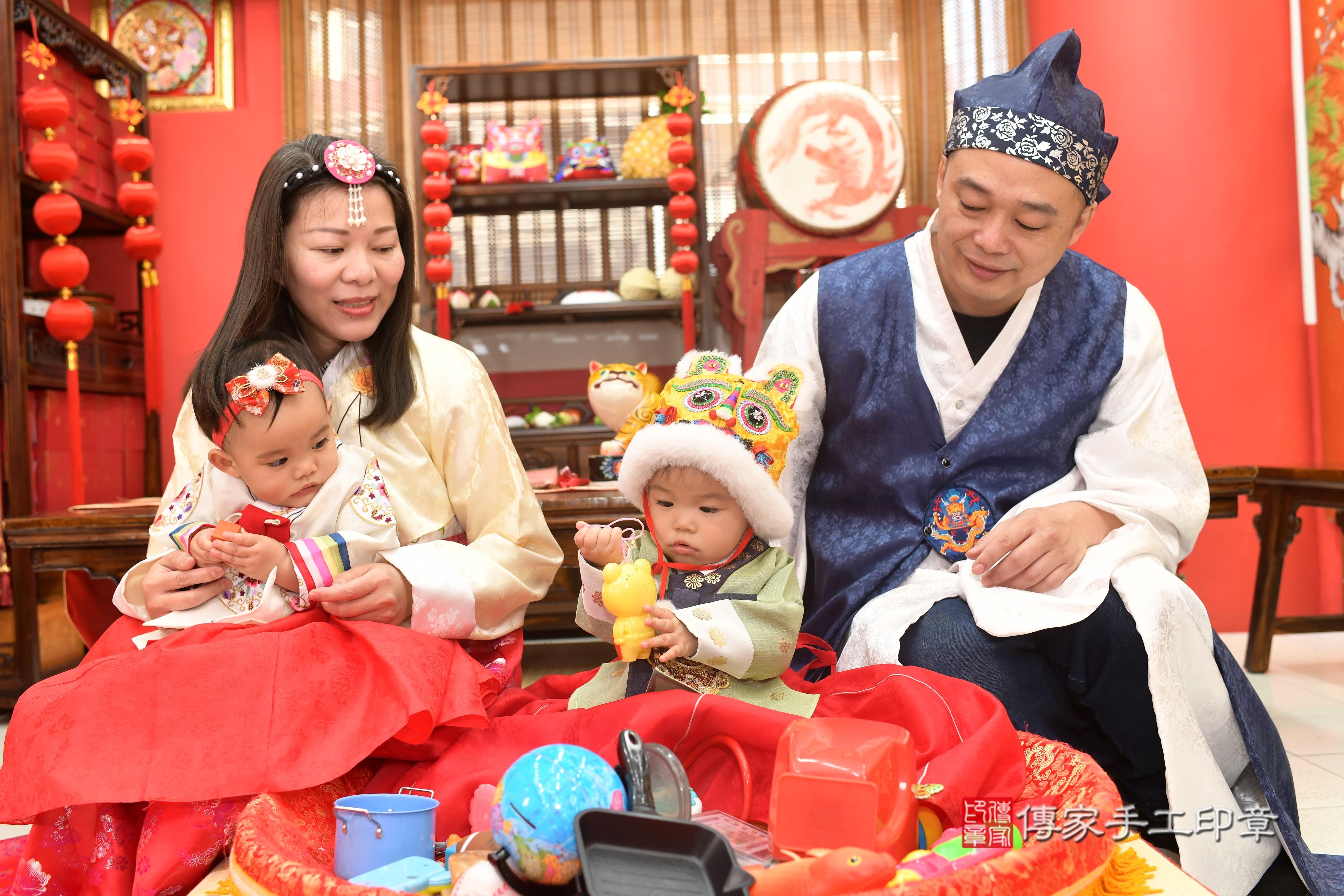 傳家手工印章高雄店、抓周、度脺、中國風會場、傳家嬰兒古禮、吉祥話、抓周道具物品24種、拍照。抓周證書。寶寶抓周、滿周歲、生日快樂、祝福 傳家手工印章高雄店、抓周、度脺、中國風會場、傳家嬰兒古禮、吉祥話、抓周道具物品24種、拍照。抓周證書。寶寶抓周、滿周歲、生日快樂、祝福