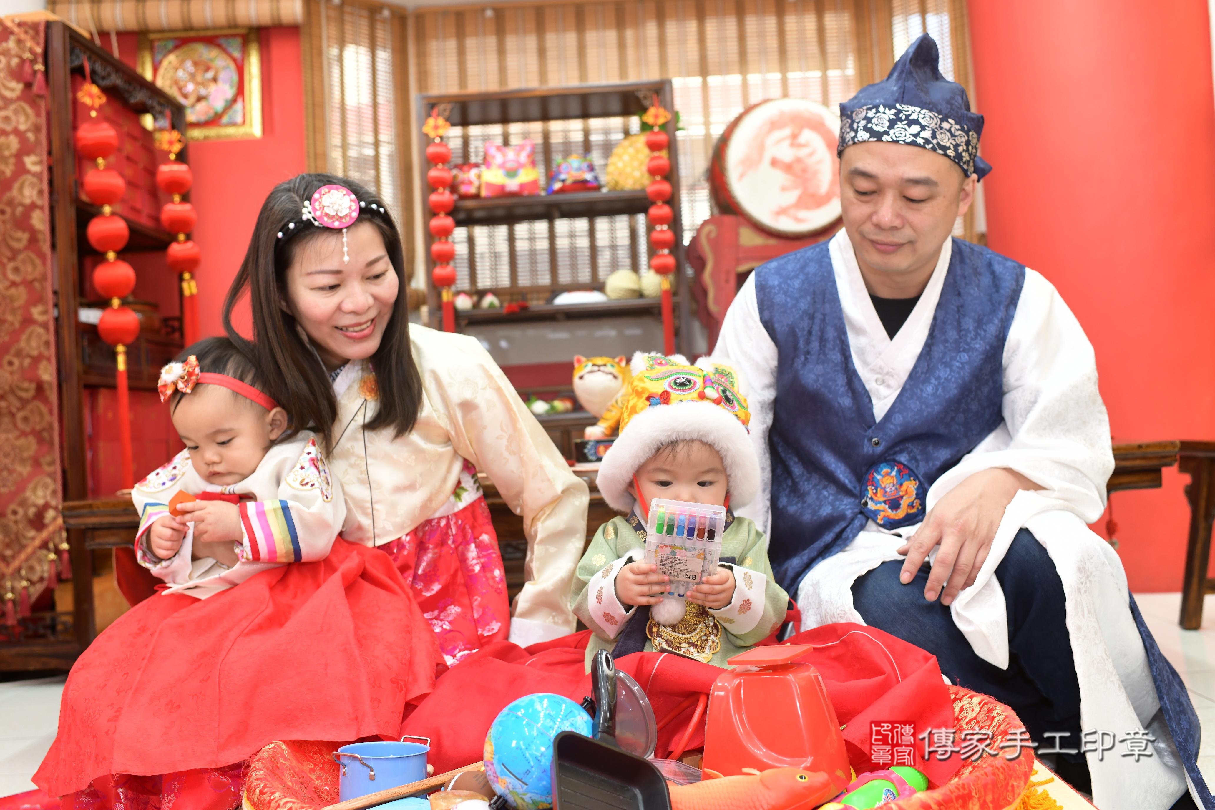 傳家手工印章高雄店、抓周、度脺、中國風會場、傳家嬰兒古禮、吉祥話、抓周道具物品24種、拍照。抓周證書。寶寶抓周、滿周歲、生日快樂、祝福 傳家手工印章高雄店、抓周、度脺、中國風會場、傳家嬰兒古禮、吉祥話、抓周道具物品24種、拍照。抓周證書。寶寶抓周、滿周歲、生日快樂、祝福