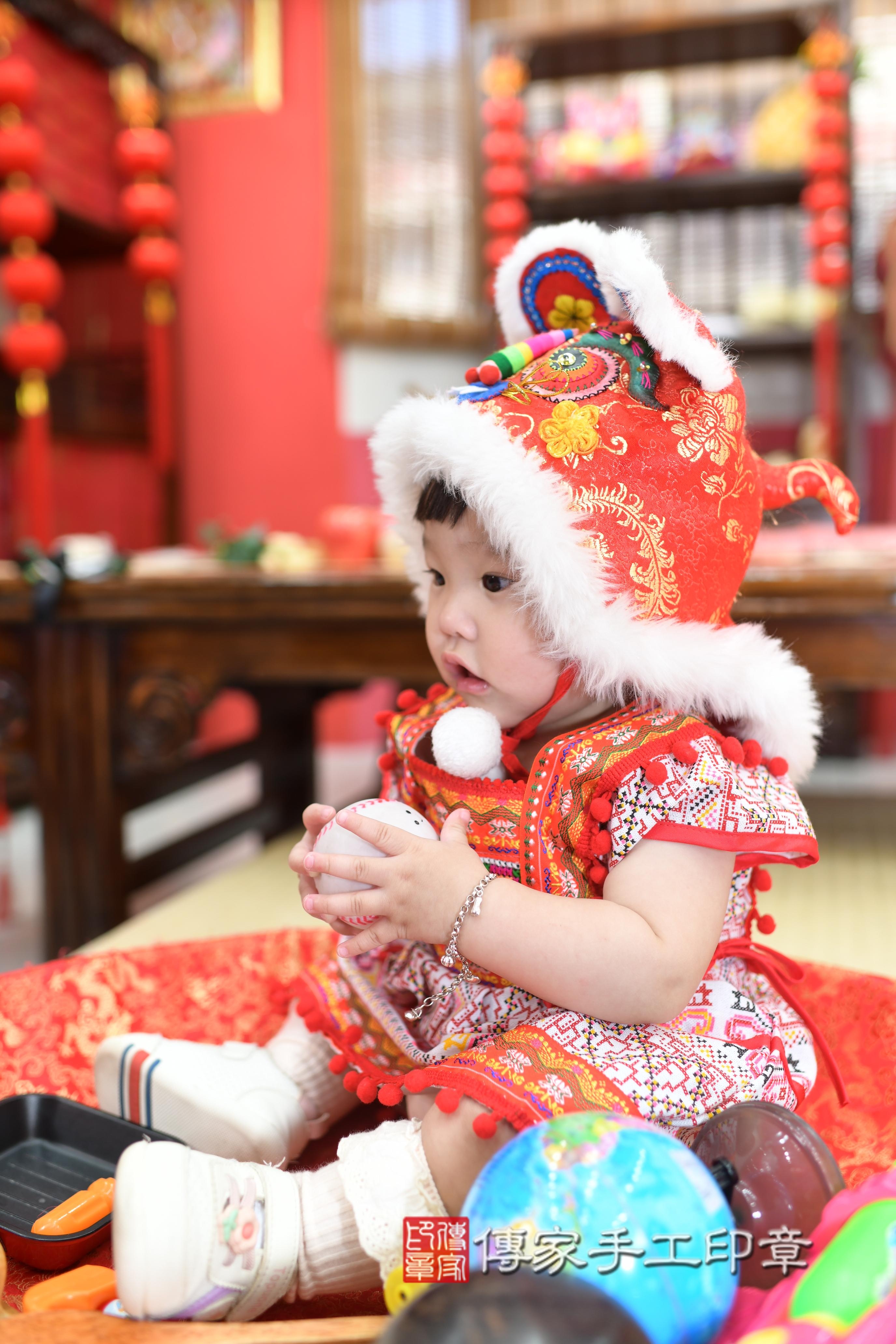 傳家手工印章高雄店、抓周、度脺、中國風會場、傳家嬰兒古禮、吉祥話、抓周道具物品24種、拍照。抓周證書。寶寶抓周、滿周歲、生日快樂、祝福 傳家手工印章高雄店、抓周、度脺、中國風會場、傳家嬰兒古禮、吉祥話、抓周道具物品24種、拍照。抓周證書。寶寶抓周、滿周歲、生日快樂、祝福