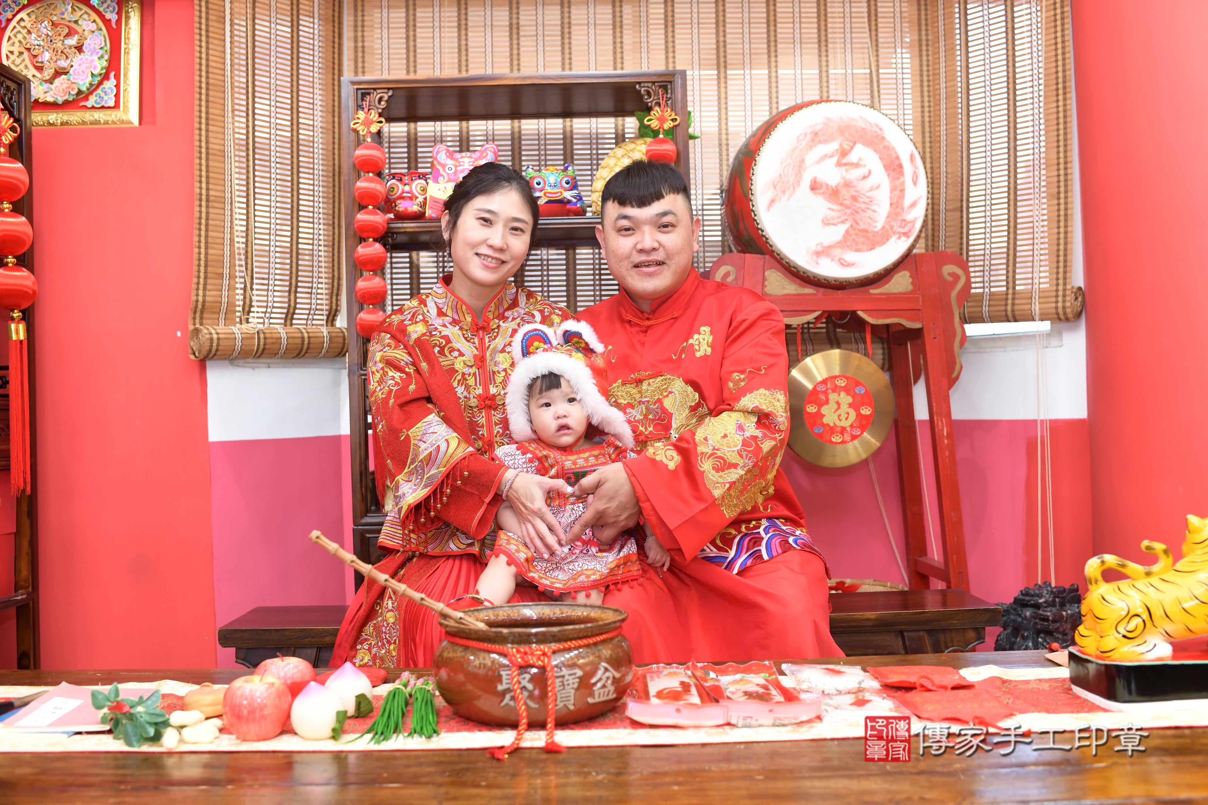 傳家手工印章高雄店、抓周、度脺、中國風會場、傳家嬰兒古禮、吉祥話、抓周道具物品24種、拍照。抓周證書。寶寶抓周、滿周歲、生日快樂、祝福 傳家手工印章高雄店、抓周、度脺、中國風會場、傳家嬰兒古禮、吉祥話、抓周道具物品24種、拍照。抓周證書。寶寶抓周、滿周歲、生日快樂、祝福