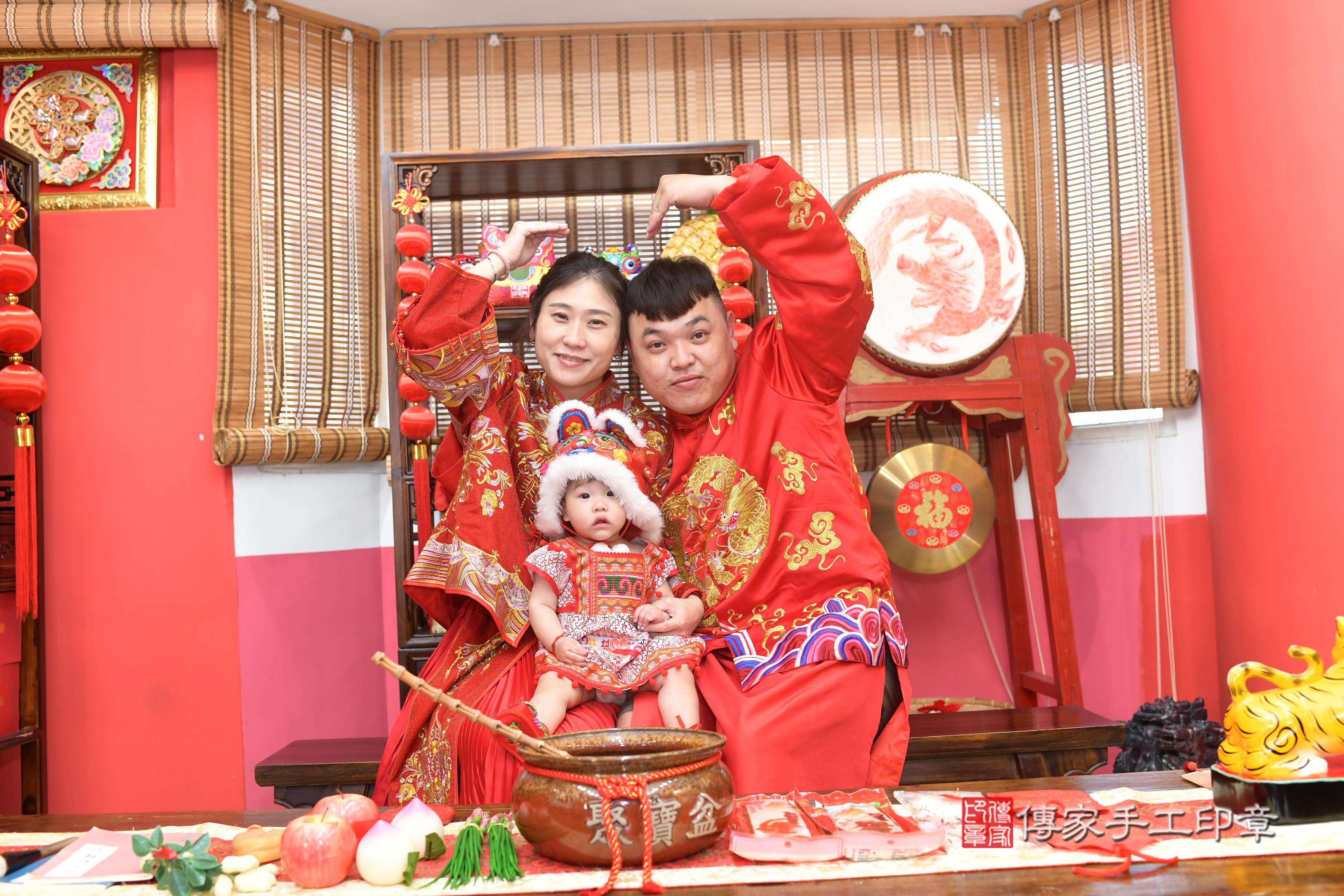 傳家手工印章高雄店、抓周、度脺、中國風會場、傳家嬰兒古禮、吉祥話、抓周道具物品24種、拍照。抓周證書。寶寶抓周、滿周歲、生日快樂、祝福 傳家手工印章高雄店、抓周、度脺、中國風會場、傳家嬰兒古禮、吉祥話、抓周道具物品24種、拍照。抓周證書。寶寶抓周、滿周歲、生日快樂、祝福