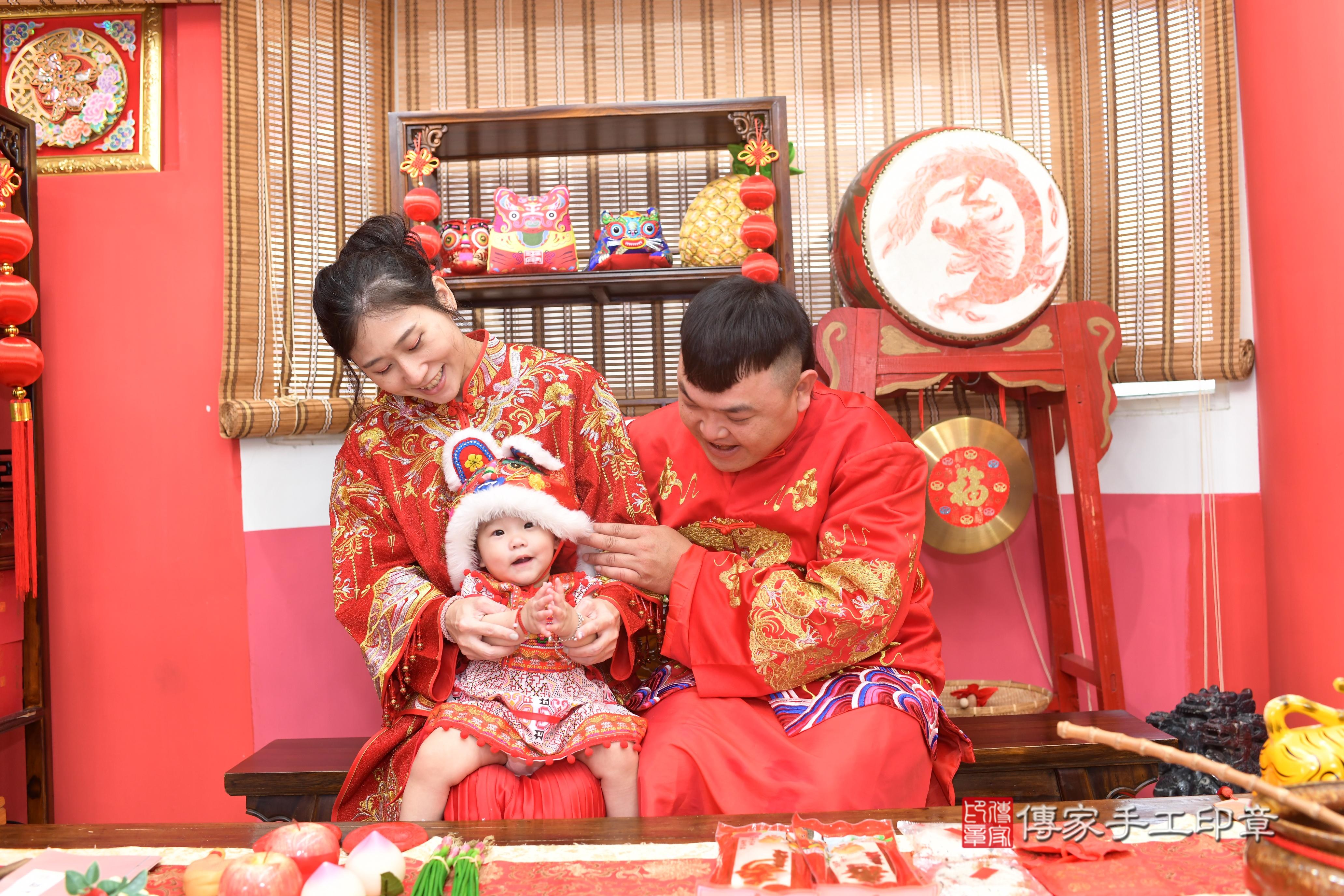 傳家手工印章高雄店、抓周、度脺、中國風會場、傳家嬰兒古禮、吉祥話、抓周道具物品24種、拍照。抓周證書。寶寶抓周、滿周歲、生日快樂、祝福 傳家手工印章高雄店、抓周、度脺、中國風會場、傳家嬰兒古禮、吉祥話、抓周道具物品24種、拍照。抓周證書。寶寶抓周、滿周歲、生日快樂、祝福