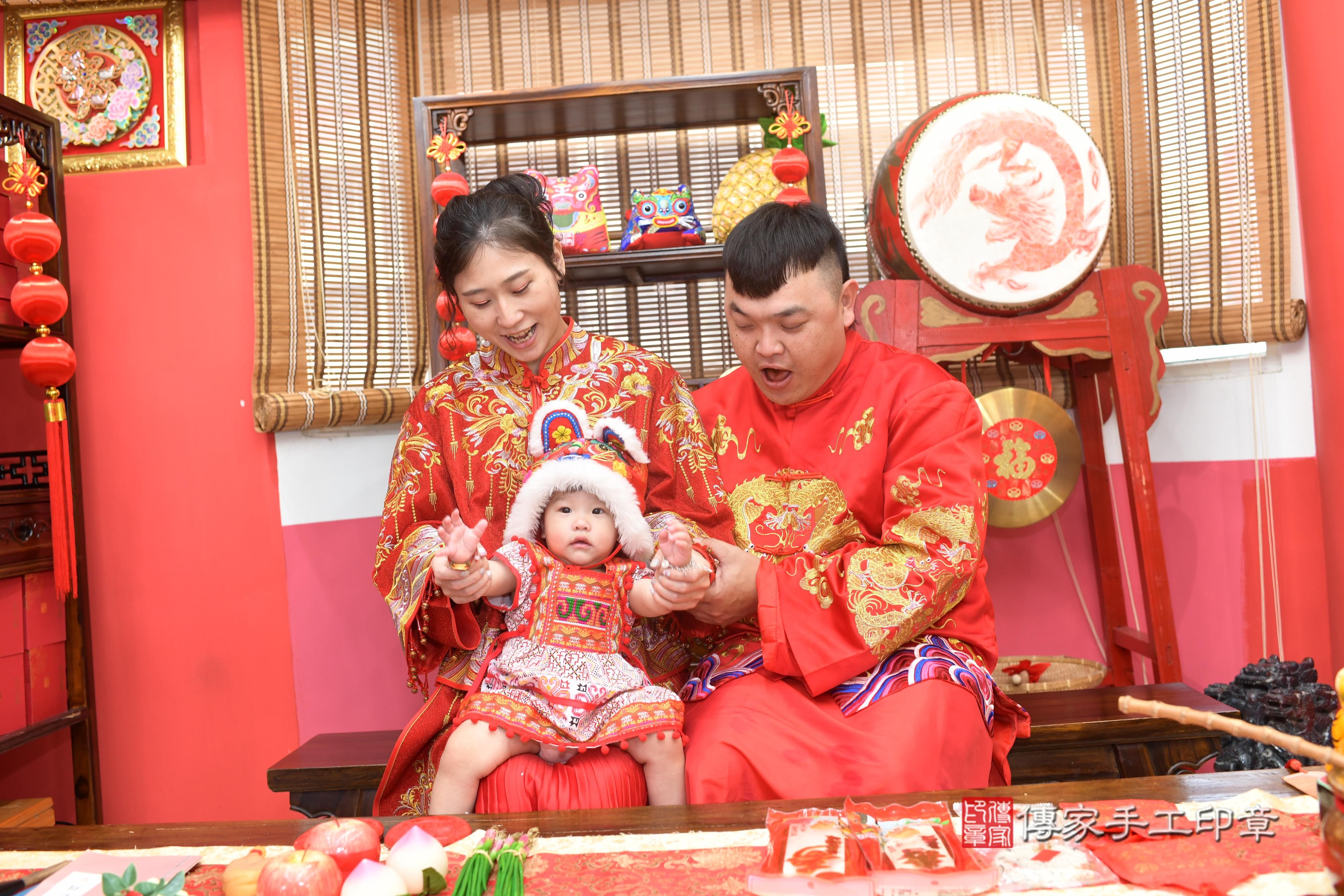 傳家手工印章高雄店、抓周、度脺、中國風會場、傳家嬰兒古禮、吉祥話、抓周道具物品24種、拍照。抓周證書。寶寶抓周、滿周歲、生日快樂、祝福 傳家手工印章高雄店、抓周、度脺、中國風會場、傳家嬰兒古禮、吉祥話、抓周道具物品24種、拍照。抓周證書。寶寶抓周、滿周歲、生日快樂、祝福