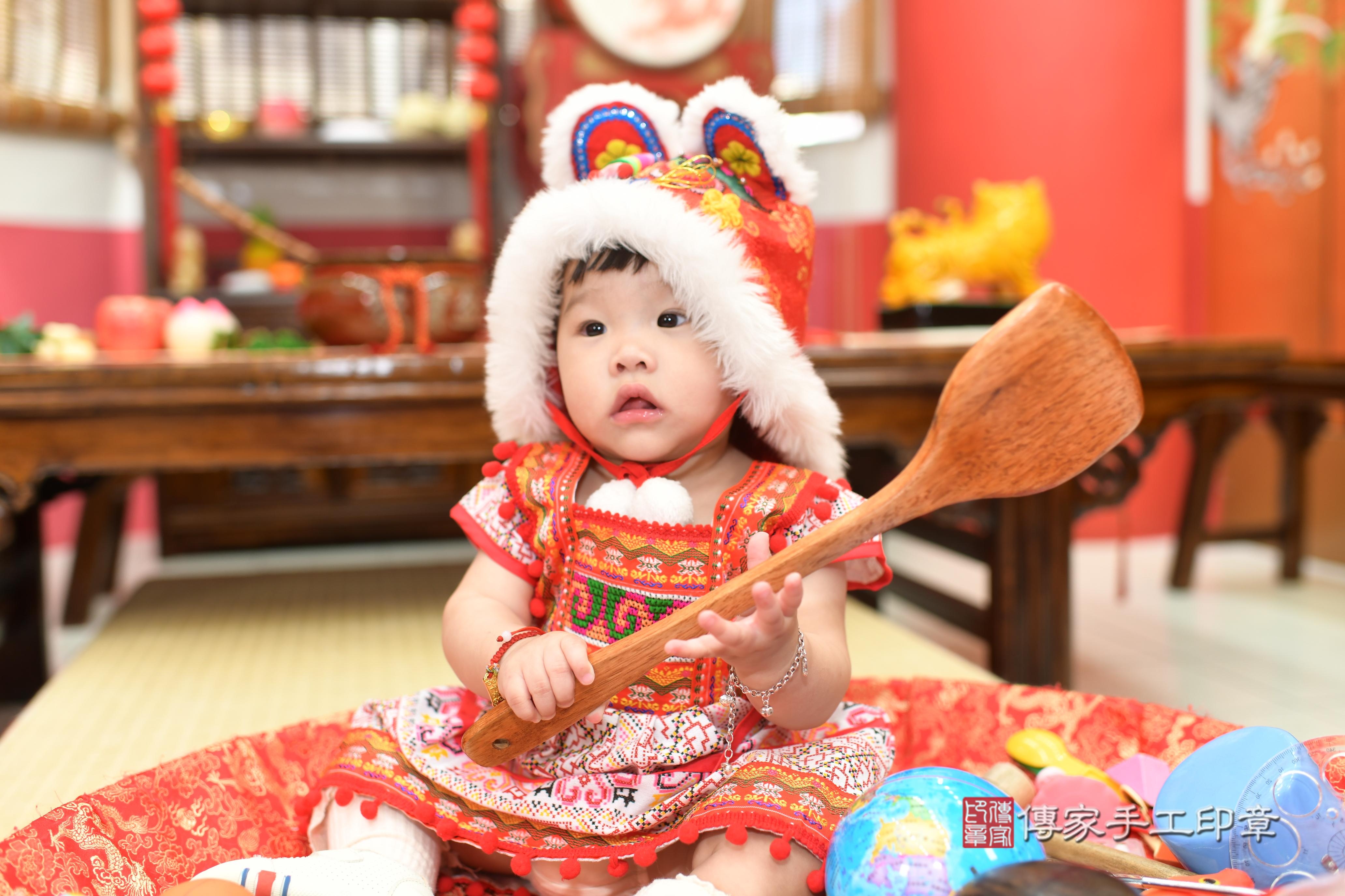 傳家手工印章高雄店、抓周、度脺、中國風會場、傳家嬰兒古禮、吉祥話、抓周道具物品24種、拍照。抓周證書。寶寶抓周、滿周歲、生日快樂、祝福 傳家手工印章高雄店、抓周、度脺、中國風會場、傳家嬰兒古禮、吉祥話、抓周道具物品24種、拍照。抓周證書。寶寶抓周、滿周歲、生日快樂、祝福