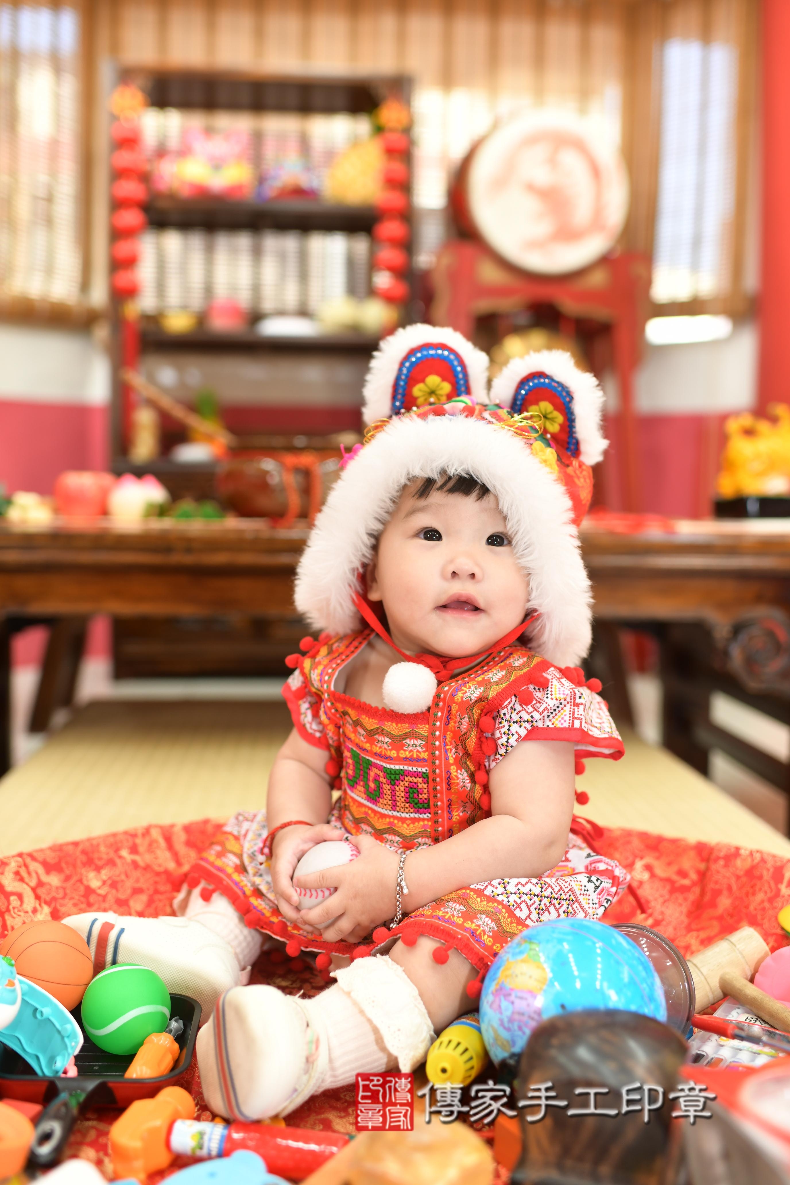 傳家手工印章高雄店、抓周、度脺、中國風會場、傳家嬰兒古禮、吉祥話、抓周道具物品24種、拍照。抓周證書。寶寶抓周、滿周歲、生日快樂、祝福 傳家手工印章高雄店、抓周、度脺、中國風會場、傳家嬰兒古禮、吉祥話、抓周道具物品24種、拍照。抓周證書。寶寶抓周、滿周歲、生日快樂、祝福