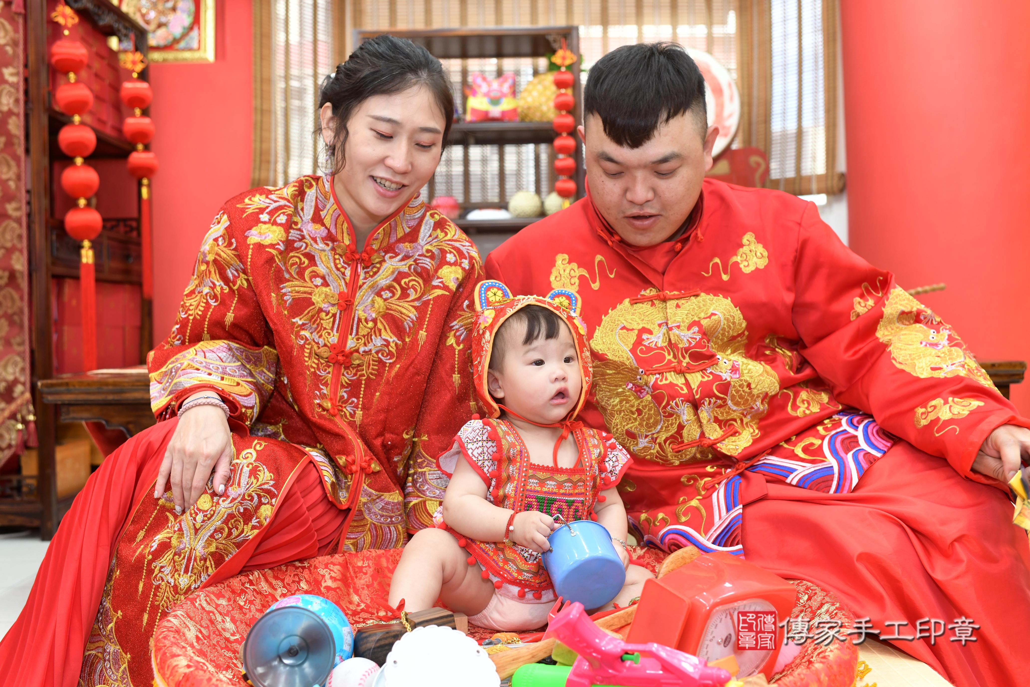 傳家手工印章高雄店、抓周、度脺、中國風會場、傳家嬰兒古禮、吉祥話、抓周道具物品24種、拍照。抓周證書。寶寶抓周、滿周歲、生日快樂、祝福 傳家手工印章高雄店、抓周、度脺、中國風會場、傳家嬰兒古禮、吉祥話、抓周道具物品24種、拍照。抓周證書。寶寶抓周、滿周歲、生日快樂、祝福