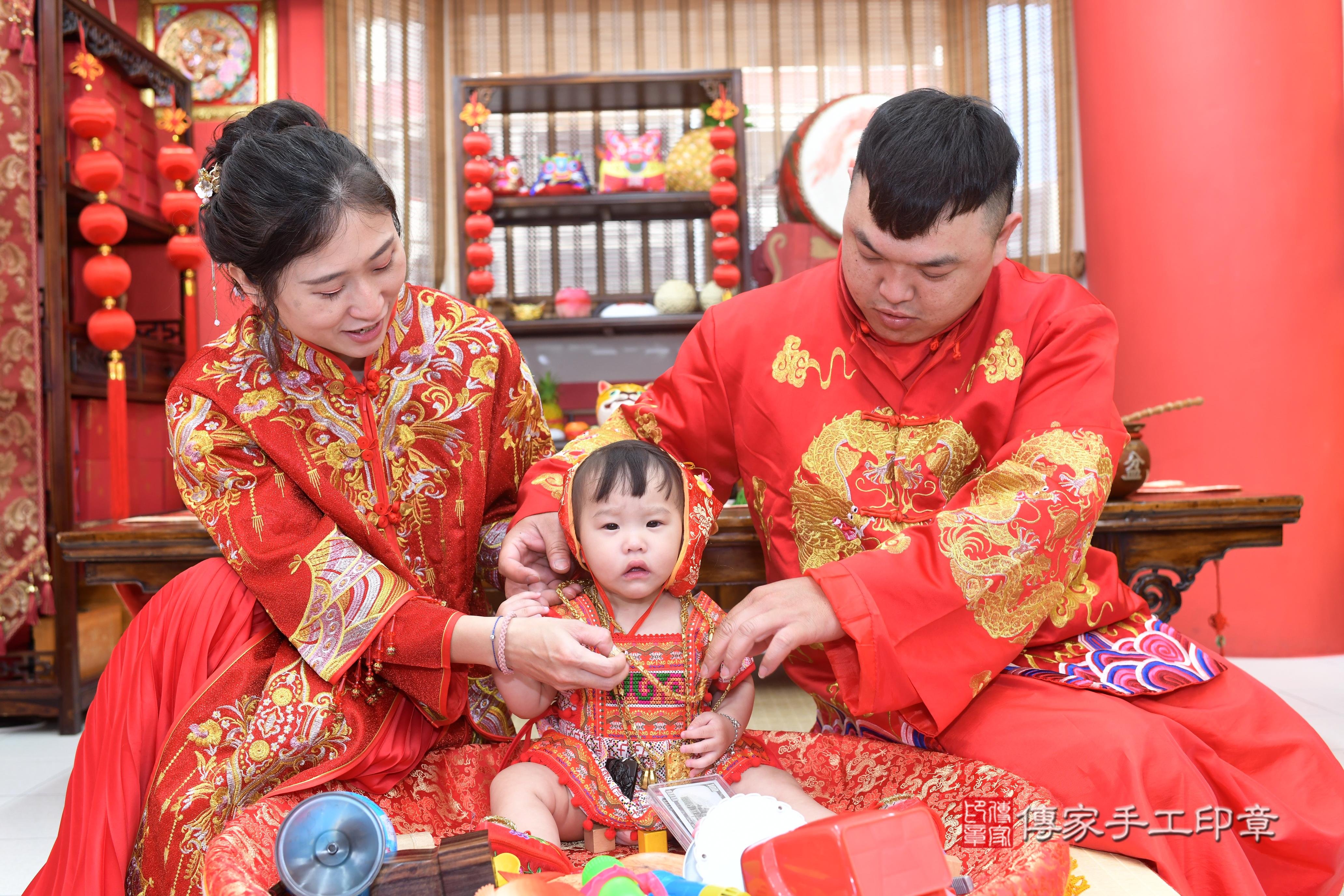 傳家手工印章高雄店、抓周、度脺、中國風會場、傳家嬰兒古禮、吉祥話、抓周道具物品24種、拍照。抓周證書。寶寶抓周、滿周歲、生日快樂、祝福 傳家手工印章高雄店、抓周、度脺、中國風會場、傳家嬰兒古禮、吉祥話、抓周道具物品24種、拍照。抓周證書。寶寶抓周、滿周歲、生日快樂、祝福