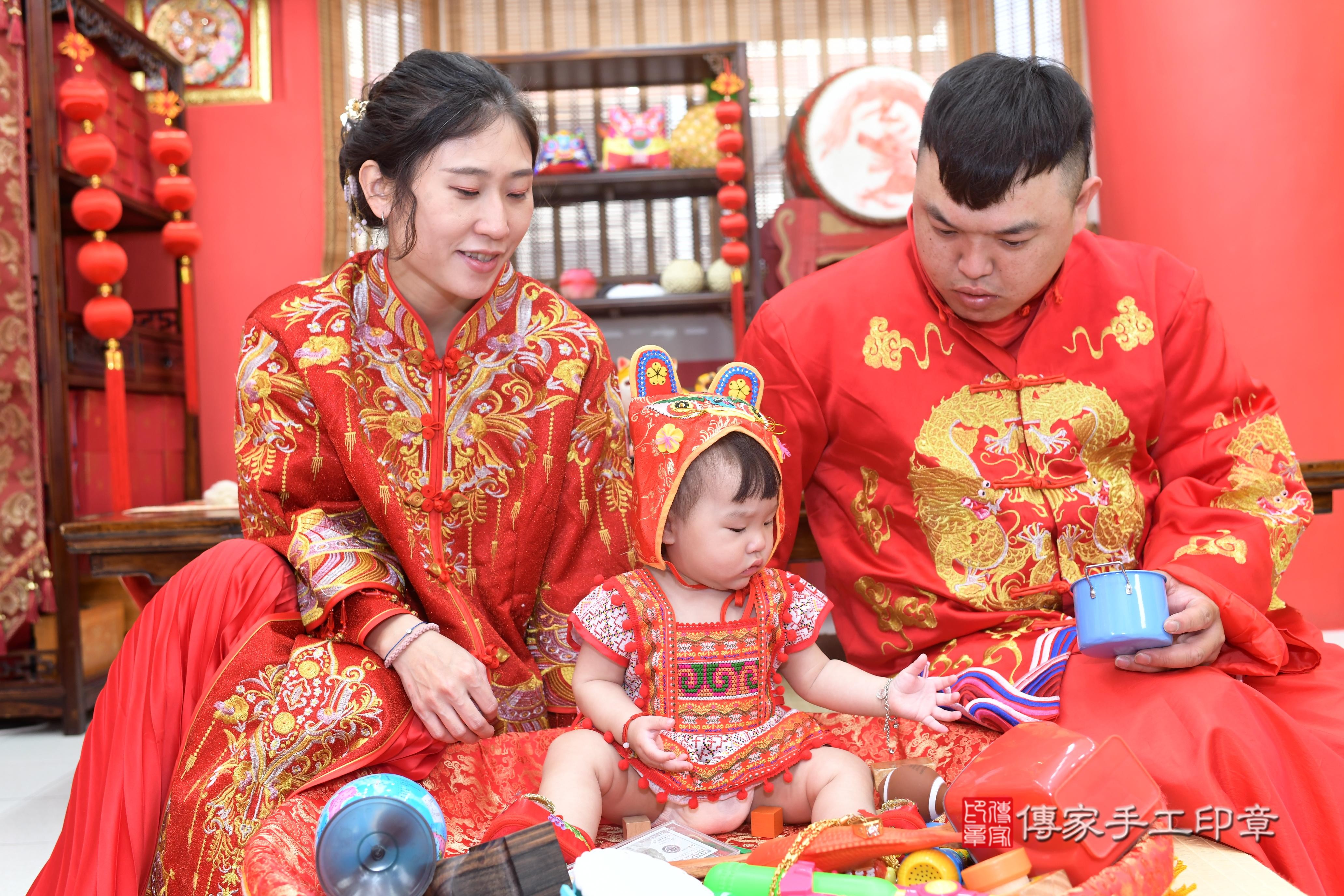 傳家手工印章高雄店、抓周、度脺、中國風會場、傳家嬰兒古禮、吉祥話、抓周道具物品24種、拍照。抓周證書。寶寶抓周、滿周歲、生日快樂、祝福 傳家手工印章高雄店、抓周、度脺、中國風會場、傳家嬰兒古禮、吉祥話、抓周道具物品24種、拍照。抓周證書。寶寶抓周、滿周歲、生日快樂、祝福