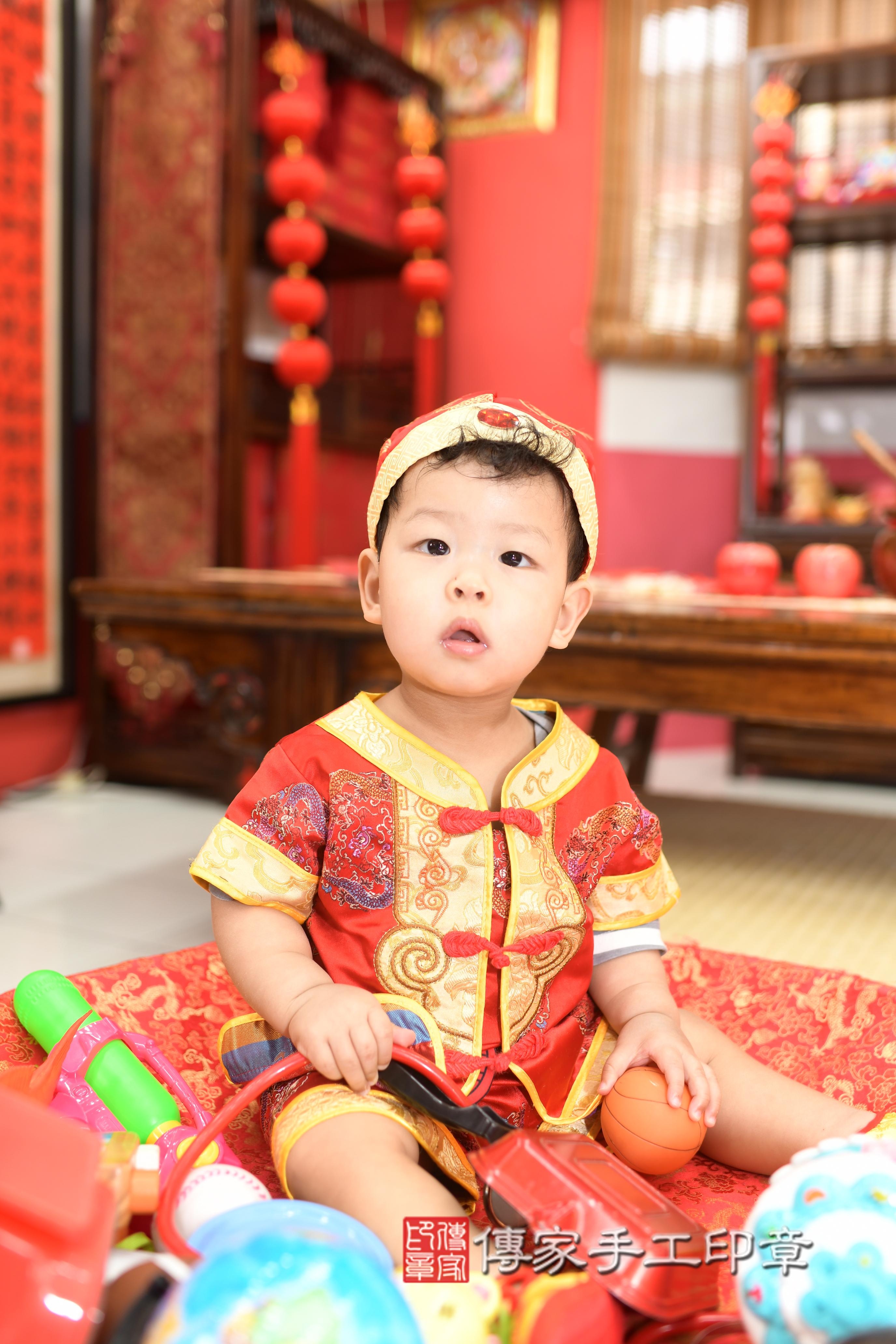 傳家手工印章高雄店、抓周、度脺、中國風會場、傳家嬰兒古禮、吉祥話、抓周道具物品24種、拍照。抓周證書。寶寶抓周、滿周歲、生日快樂、祝福