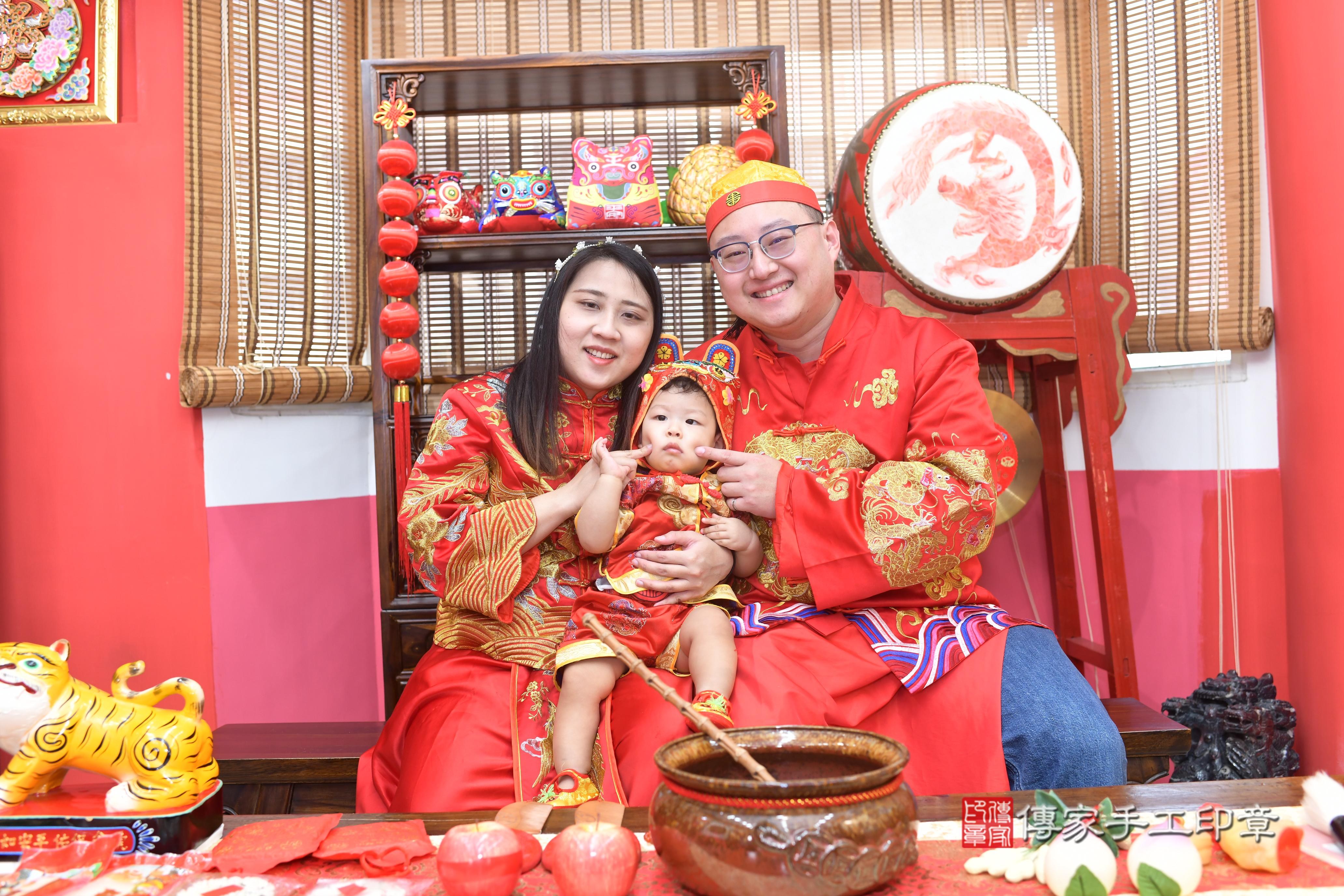 傳家手工印章高雄店、抓周、度脺、中國風會場、傳家嬰兒古禮、吉祥話、抓周道具物品24種、拍照。抓周證書。寶寶抓周、滿周歲、生日快樂、祝福