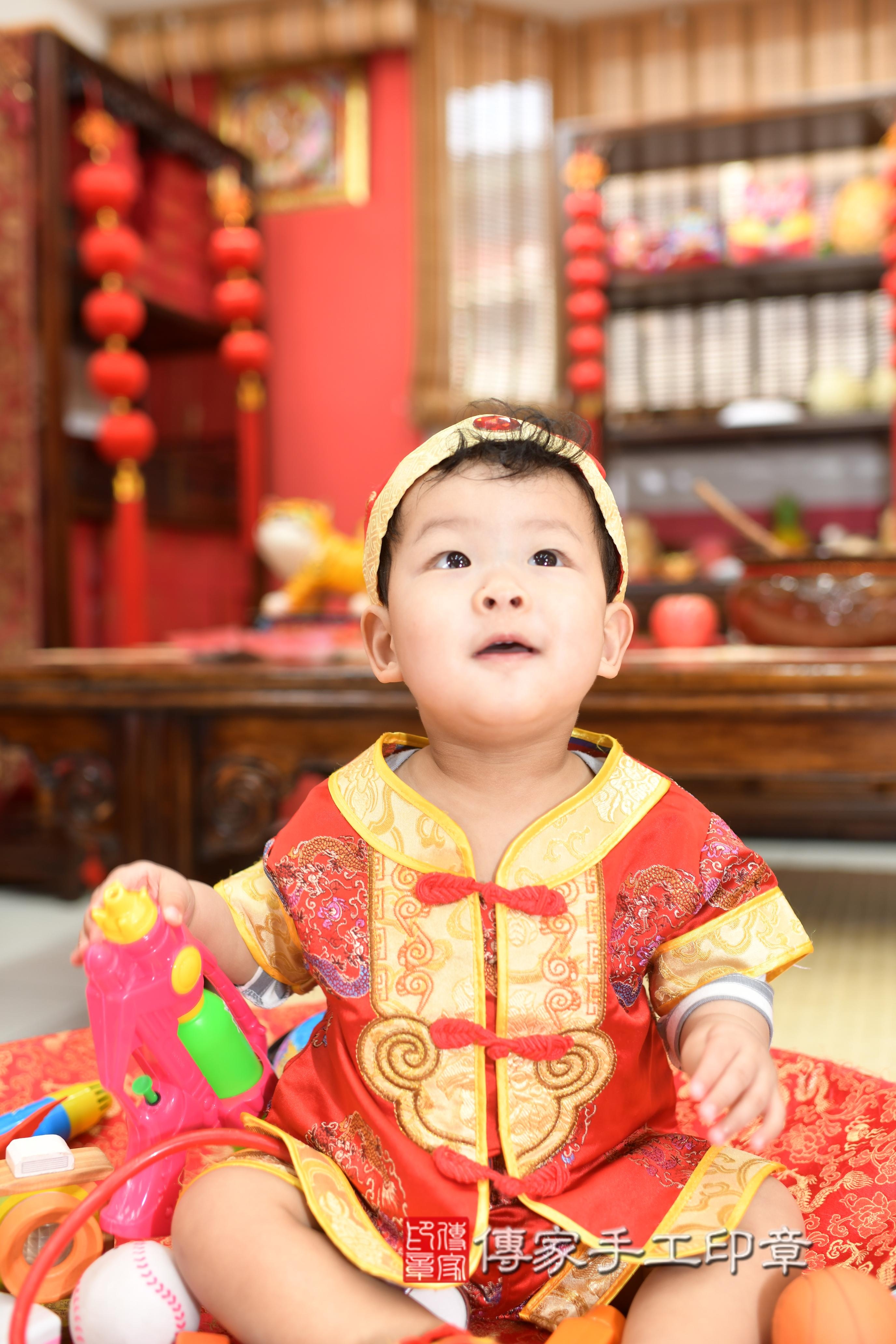 傳家手工印章高雄店、抓周、度脺、中國風會場、傳家嬰兒古禮、吉祥話、抓周道具物品24種、拍照。抓周證書。寶寶抓周、滿周歲、生日快樂、祝福