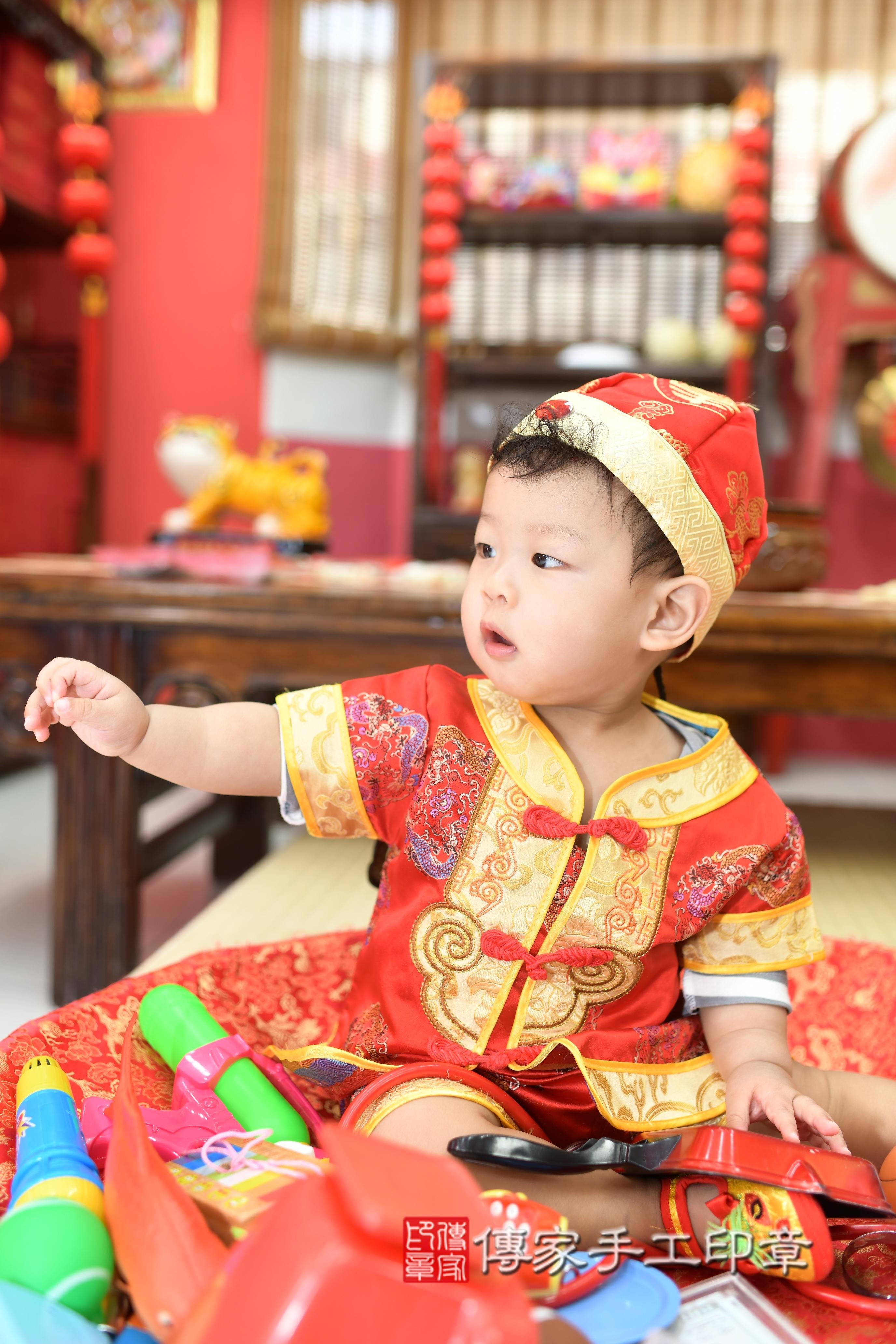 傳家手工印章高雄店、抓周、度脺、中國風會場、傳家嬰兒古禮、吉祥話、抓周道具物品24種、拍照。抓周證書。寶寶抓周、滿周歲、生日快樂、祝福
