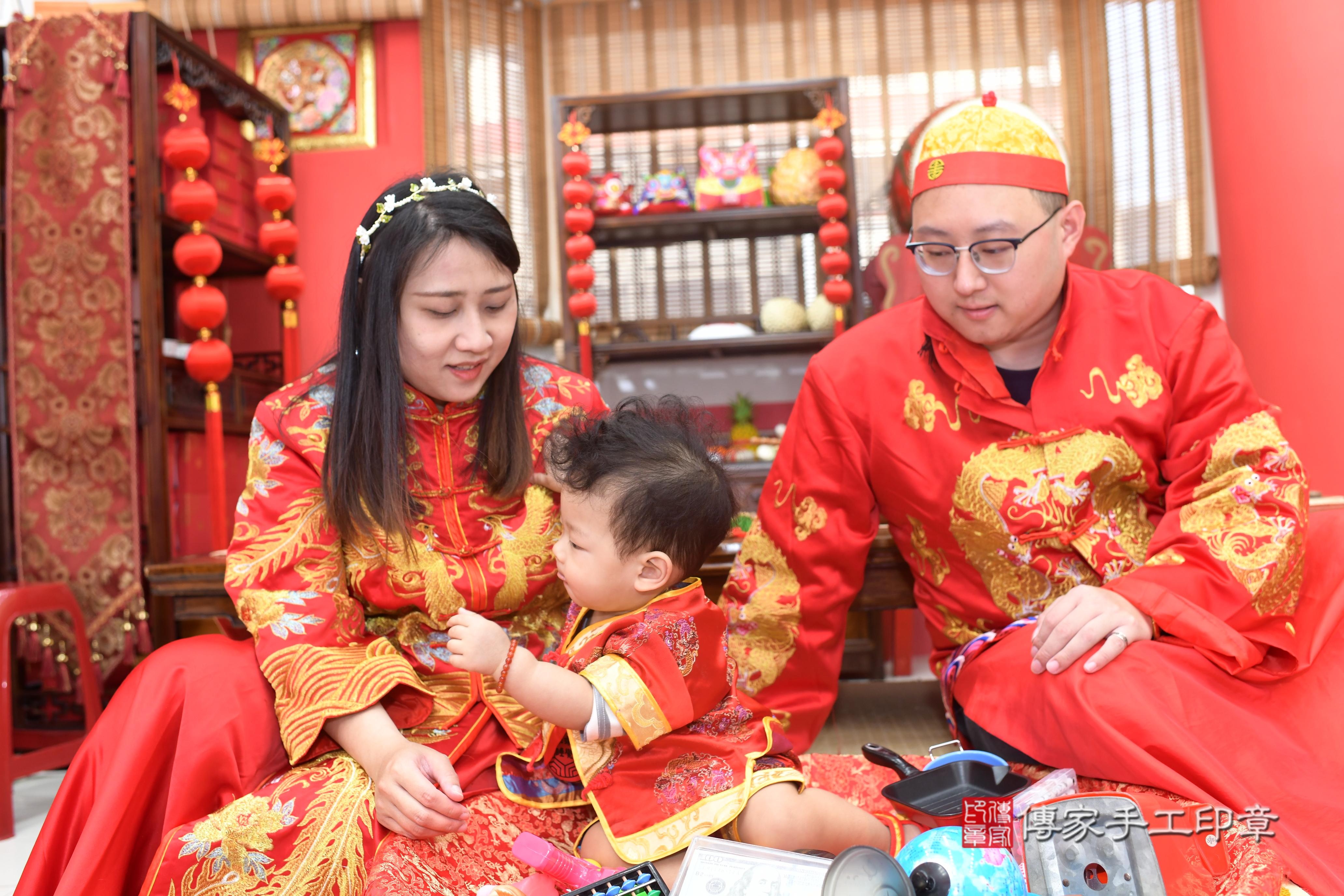 傳家手工印章高雄店、抓周、度脺、中國風會場、傳家嬰兒古禮、吉祥話、抓周道具物品24種、拍照。抓周證書。寶寶抓周、滿周歲、生日快樂、祝福