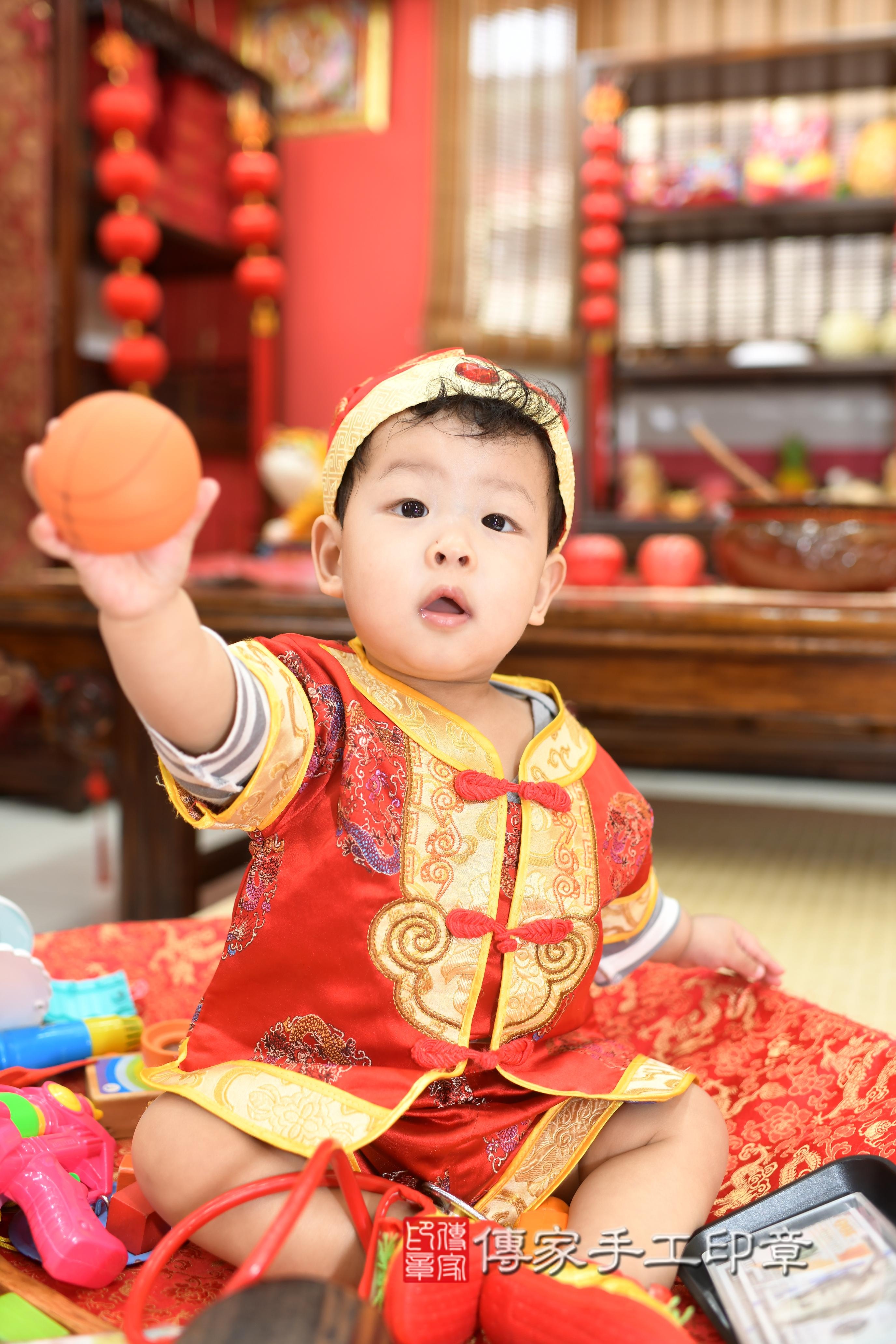 傳家手工印章高雄店、抓周、度脺、中國風會場、傳家嬰兒古禮、吉祥話、抓周道具物品24種、拍照。抓周證書。寶寶抓周、滿周歲、生日快樂、祝福