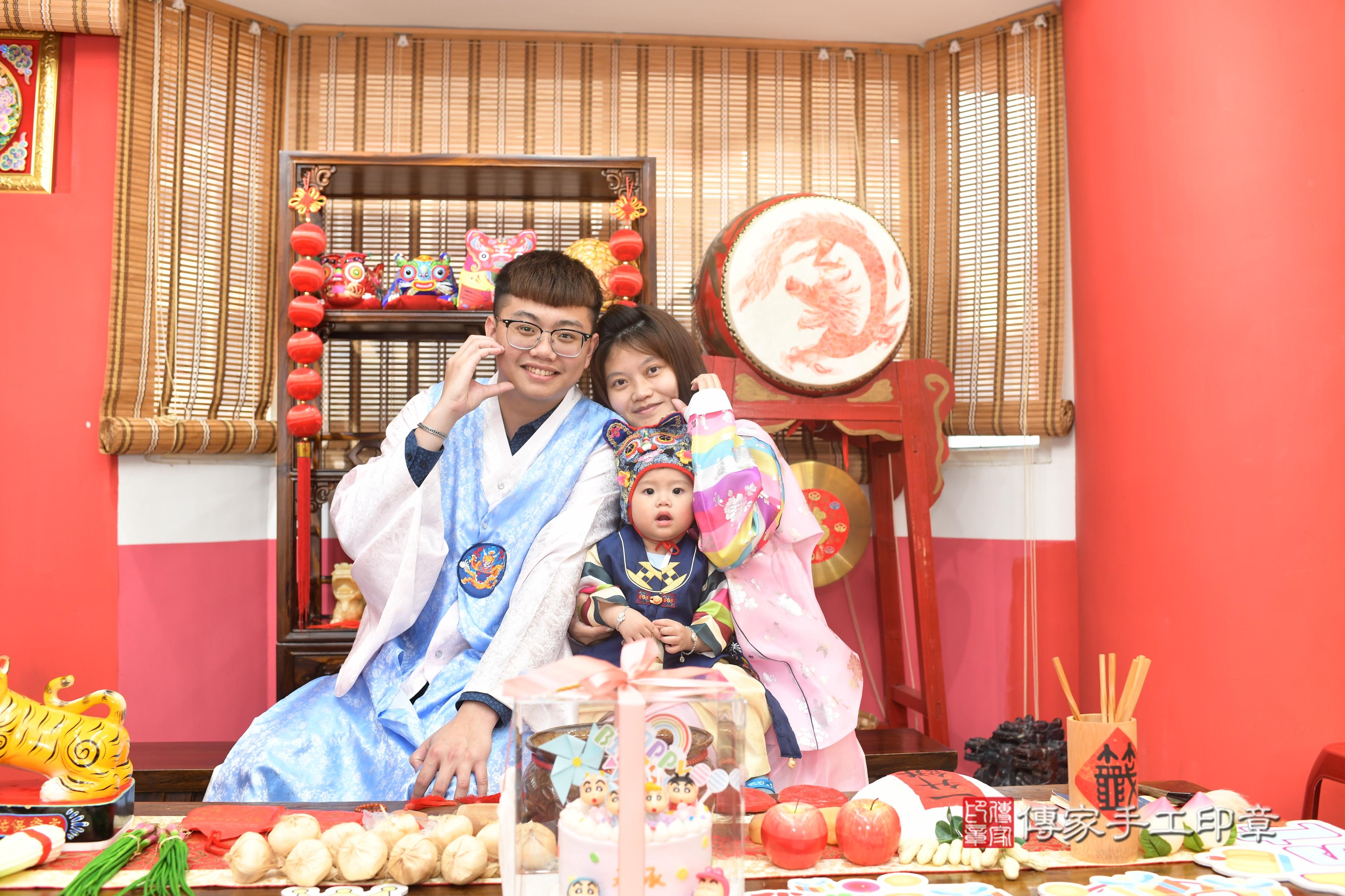 傳家手工印章高雄店、抓周、度脺、中國風會場、傳家嬰兒古禮、吉祥話、抓周道具物品24種、拍照。抓周證書。寶寶抓周、滿周歲、生日快樂、祝福 傳家手工印章高雄店、抓周、度脺、中國風會場、傳家嬰兒古禮、吉祥話、抓周道具物品24種、拍照。抓周證書。寶寶抓周、滿周歲、生日快樂、祝福