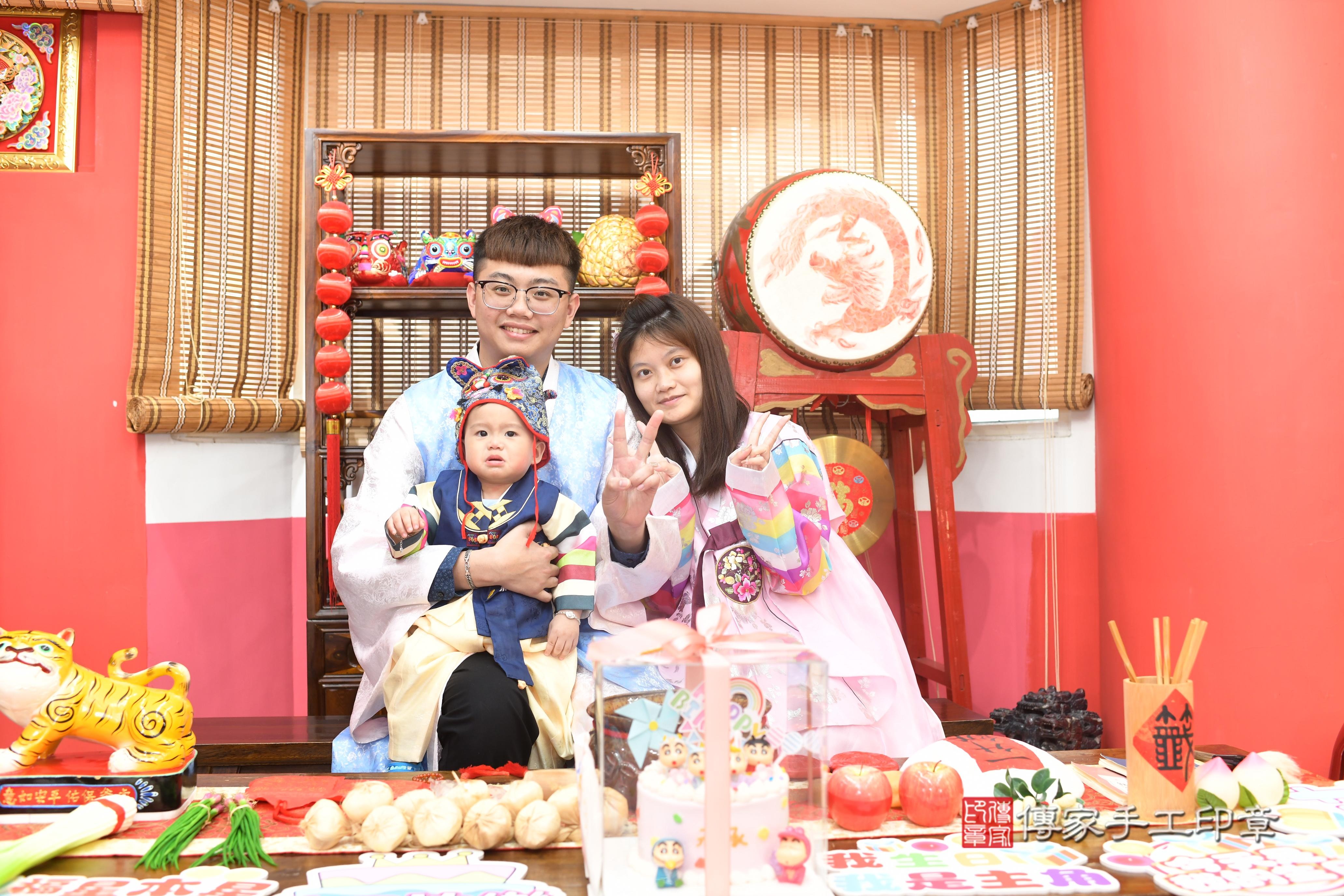 傳家手工印章高雄店、抓周、度脺、中國風會場、傳家嬰兒古禮、吉祥話、抓周道具物品24種、拍照。抓周證書。寶寶抓周、滿周歲、生日快樂、祝福 傳家手工印章高雄店、抓周、度脺、中國風會場、傳家嬰兒古禮、吉祥話、抓周道具物品24種、拍照。抓周證書。寶寶抓周、滿周歲、生日快樂、祝福